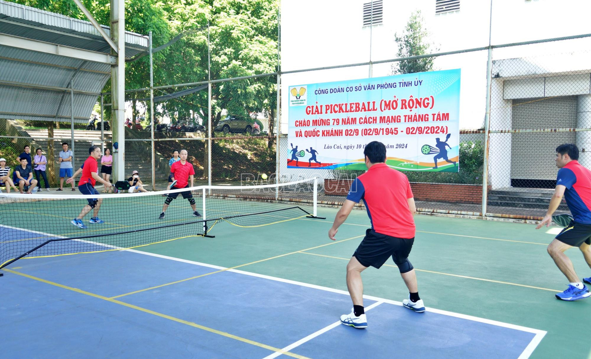 Trận chung kết đôi nam giữa đôi của Văn phòng Tỉnh ủy và Sở Kế hoạch và Đầu tư diễn ra kịch tính, hấp dẫn. tu9996.JPG