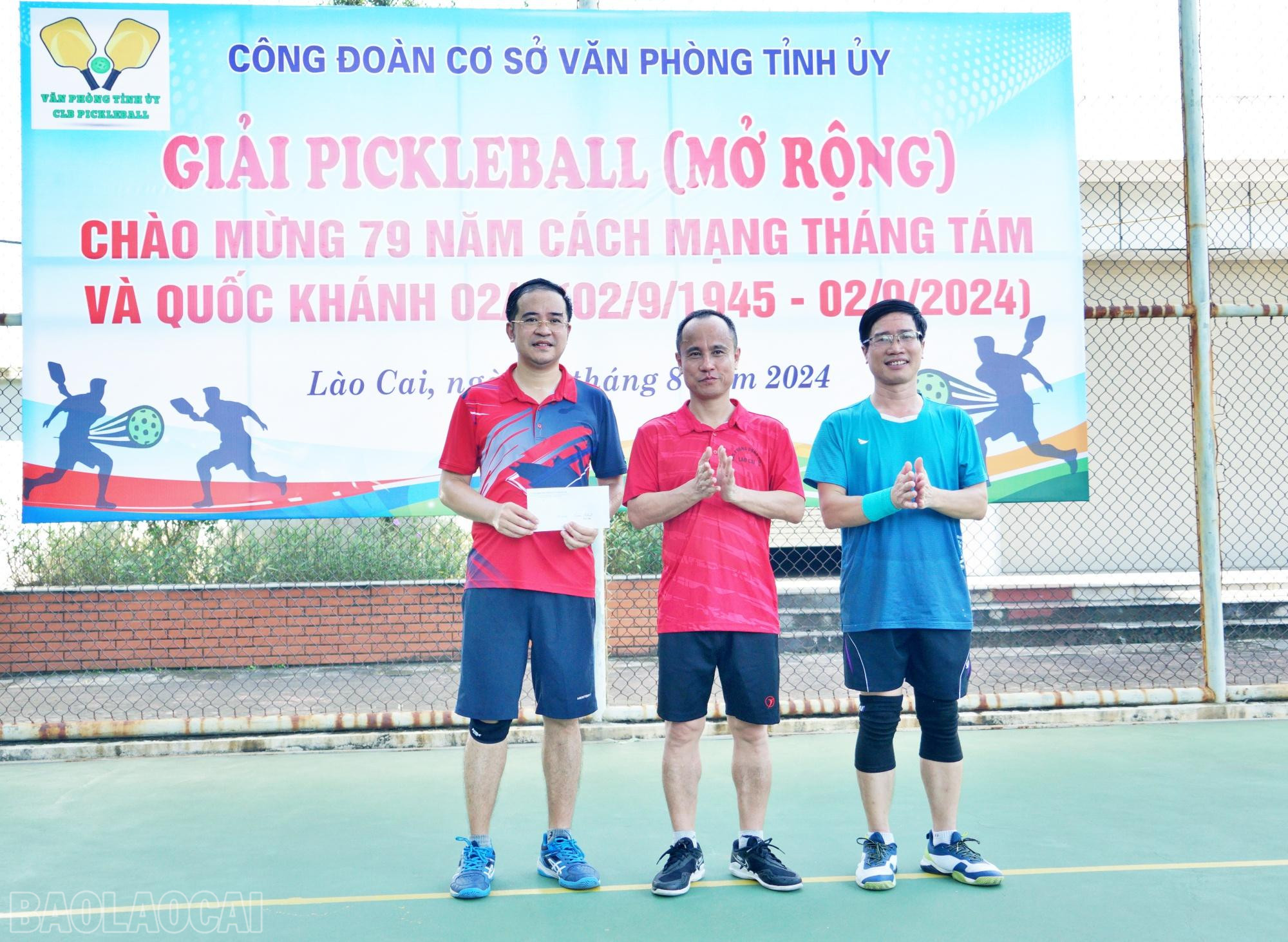 Trao giải Nhất cho đôi nam của Văn phòng Tỉnh ủy. nhat nam.JPG
