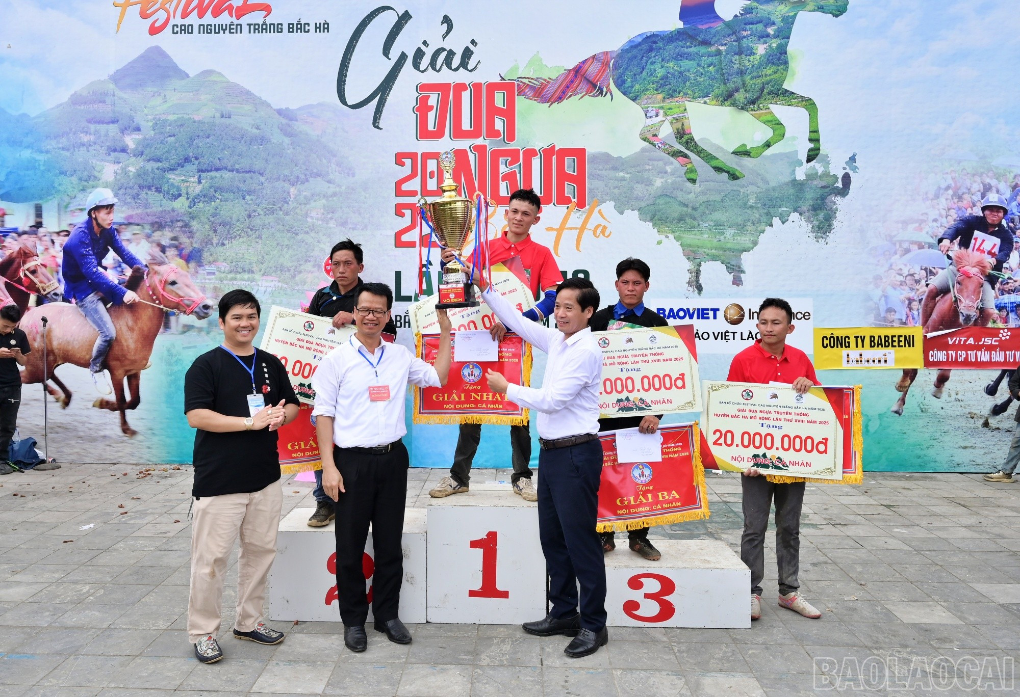 Trao giải cá nhân cho các nài ngựa xuất sắc. baolaocai-br_giai2.jpg