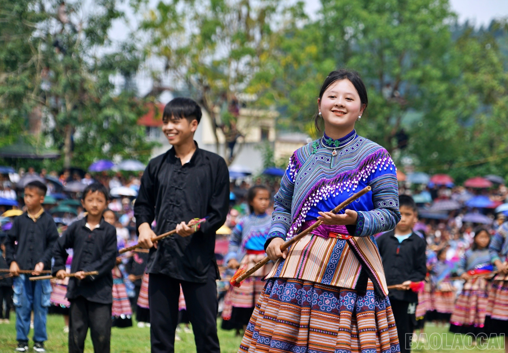 Nụ cười tươi tắn của các chàng trai, cô gái Mông trong điệu múa sinh tiền. baolaocai-br_cuoi-xinh-3.jpg