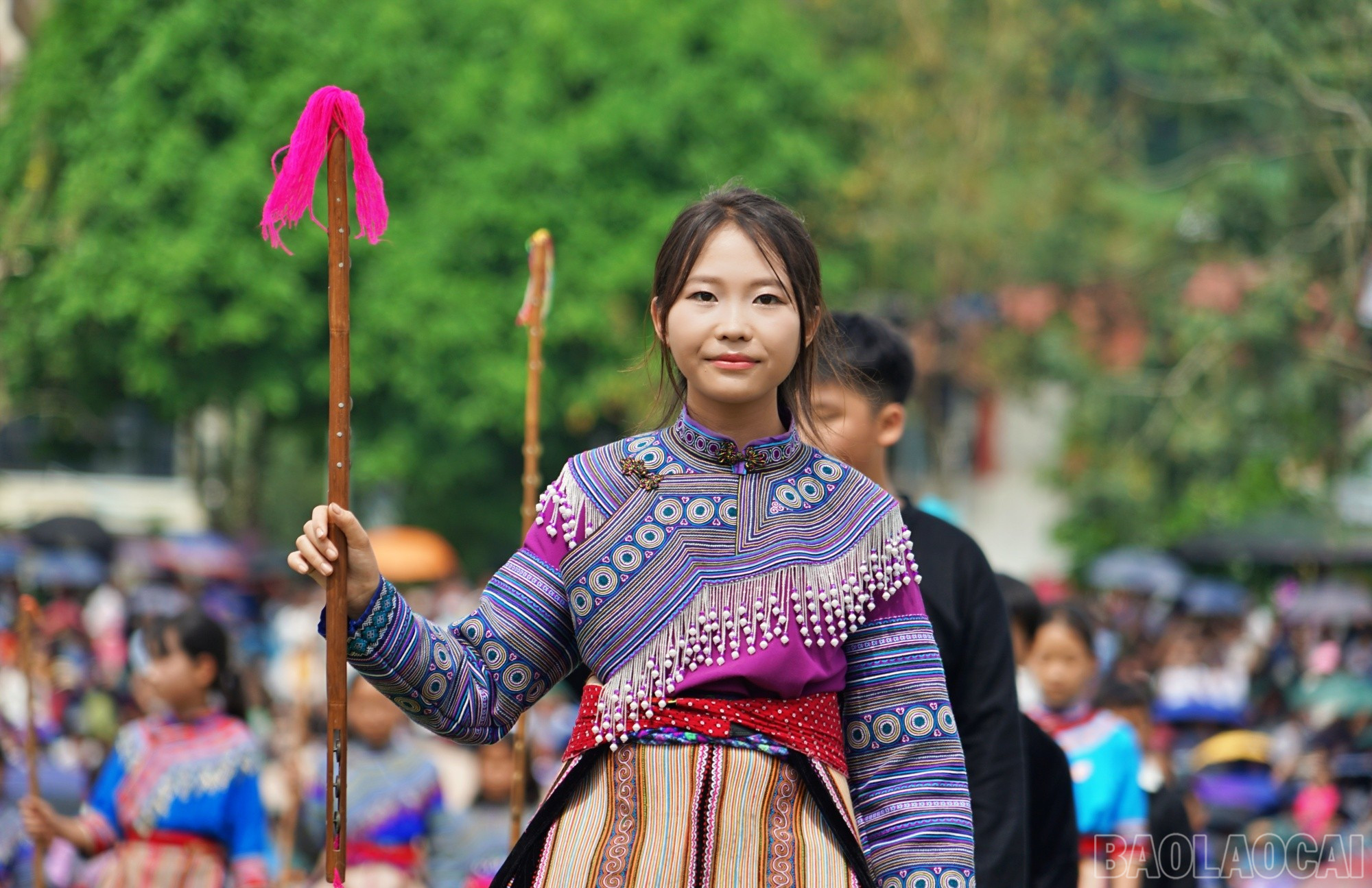 Nét thơ ngây, trong sáng của các cô gái dân tộc Mông. baolaocai-br_thongay-2.jpg
