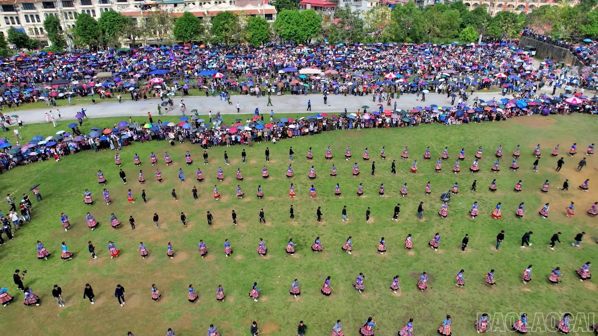 Những bộ trang phục truyền thống rực rỡ sắc màu của đồng bào dân tộc Mông kết hợp với động tác uyển chuyển của điệu múa sinh tiền đã tạo ấn tượng đẹp với du khách. baolaocai-br_xinhki.jpg