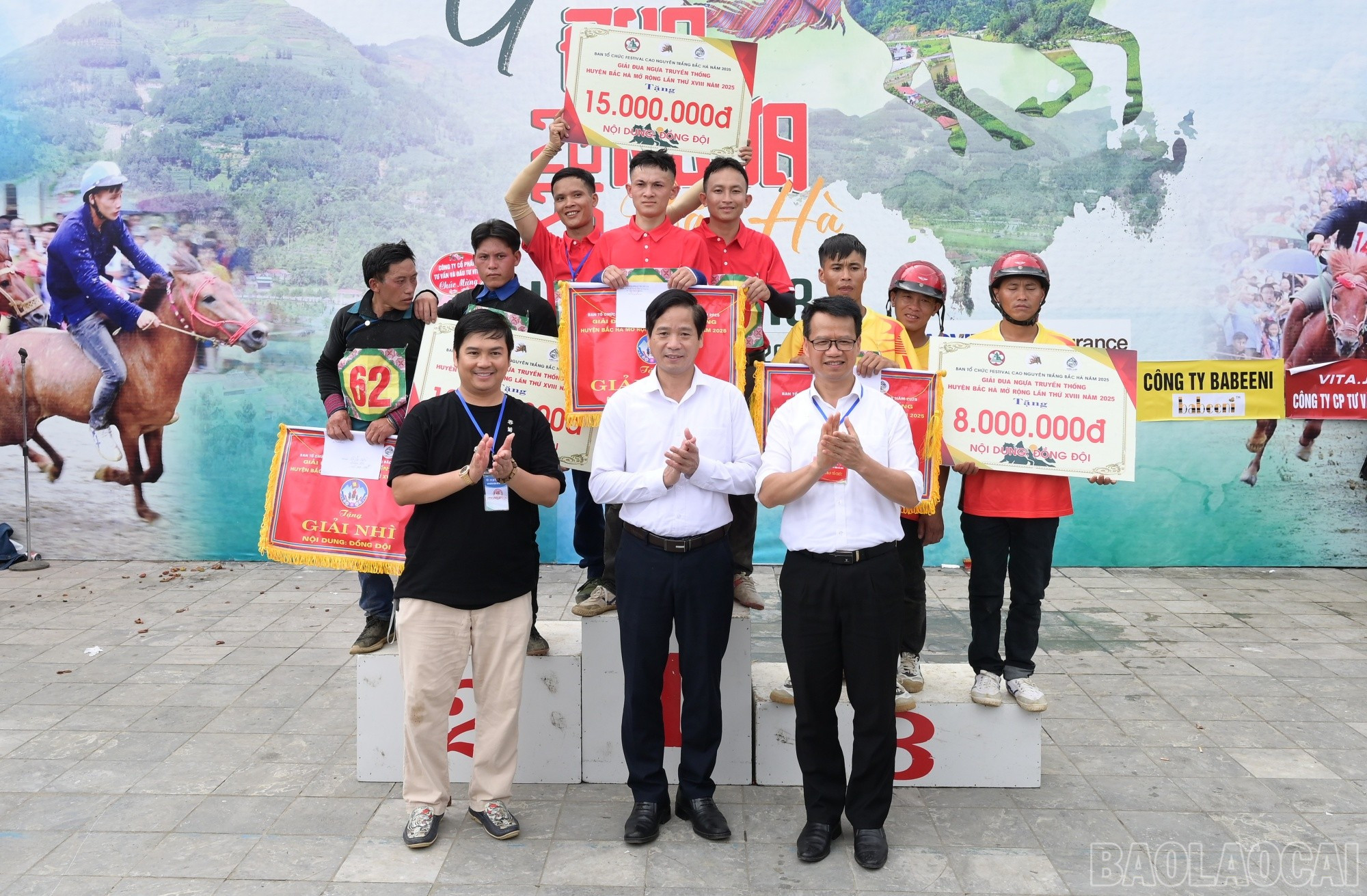 Trao giải đồng đội. baolaocai-br_gaii1.jpg