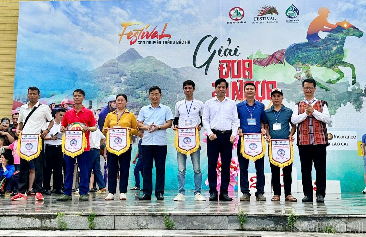 Trao Cờ lưu niệm cho các đoàn tham dự. baolaocai-br_bac3.jpg