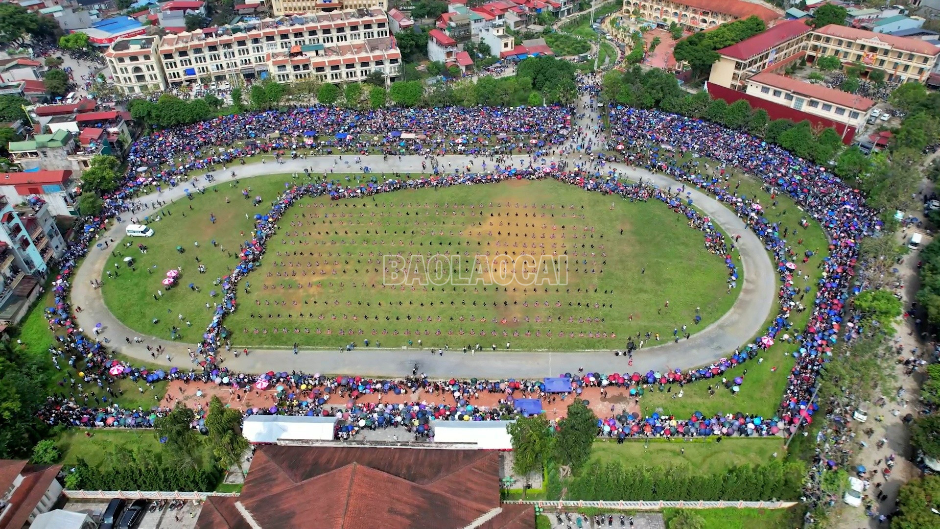 Màn múa gậy sinh tiền với sự tham gia của 600 học sinh tại vòng chung kết Giải đua ngựa truyền thống huyện Bắc Hà lần thứ 18, năm 2025 đã trở thành hoạt động thu hút số người tham gia biểu diễn đông nhất từ trước tới nay, trong khuôn khổ Festival Cao nguyên trắng Bắc Hà. baolaocai-c_xinhhh.jpg