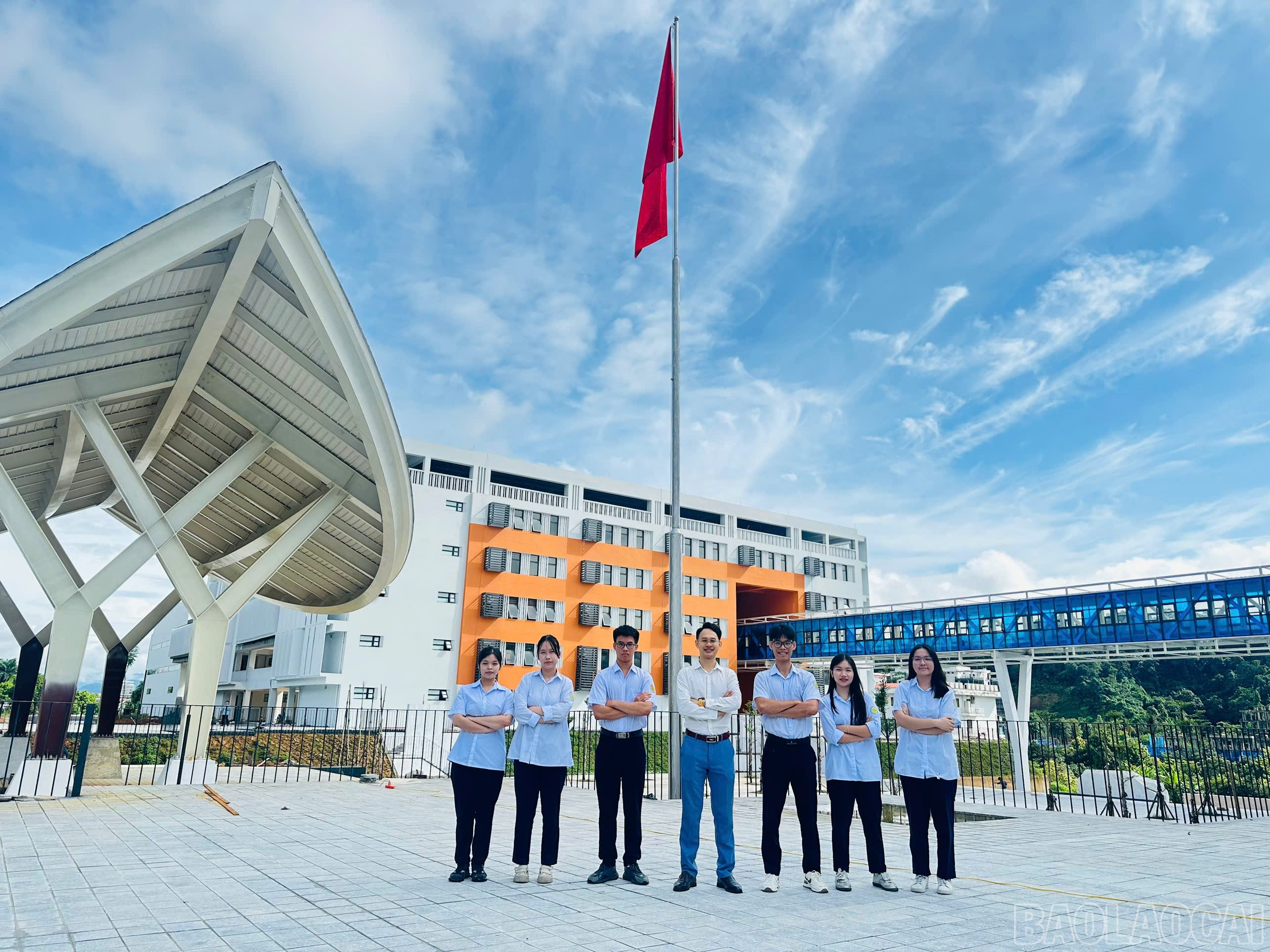 Nhóm học sinh Trường THPT Chuyên đã đạt giải Ba tại Cuộc thi sáng tạo thanh thiếu niên, nhi đồng toàn quốc lần thứ 21 năm 2025. (Ảnh: CTV) baolaocai-br_giai-1.jpg