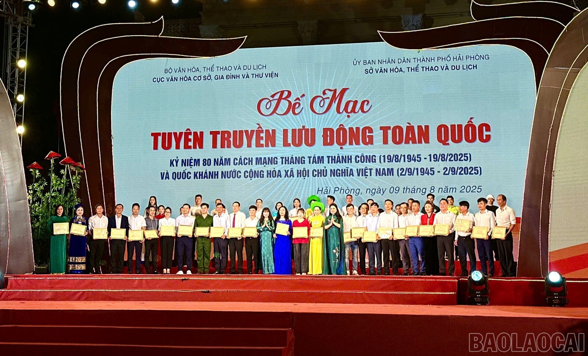 توزيع جوائز على أصحاب الإنجازات المتميزة في المسابقة. الصورة: مساهم Trao giải cho các cá nhân có thành tích xuất sắc tại Hội thi. Ảnh: CTV