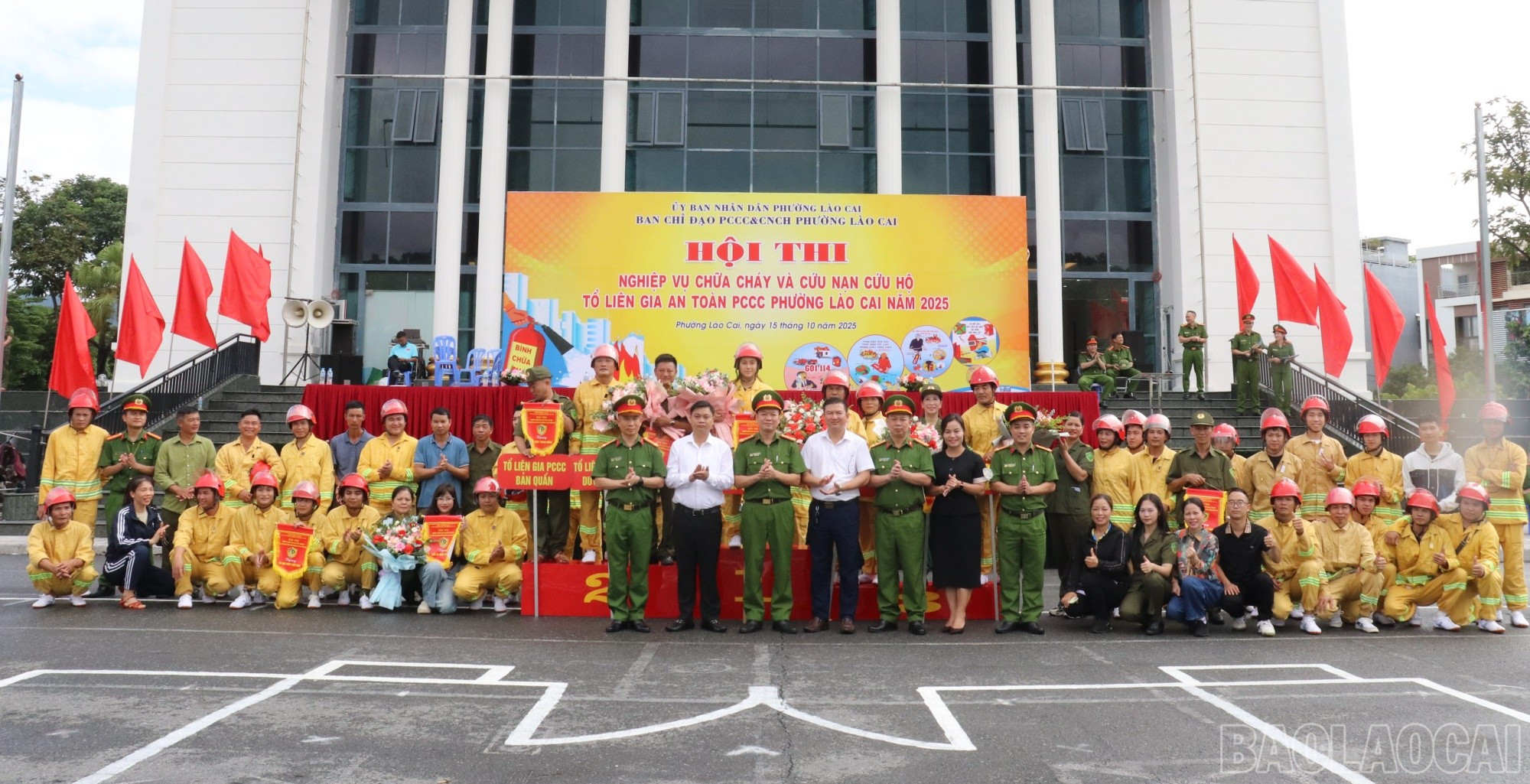 Ban Tổ chức trao giải toàn đoàn. (Ảnh: Ánh Tuyết) baolaocai-br_giai-toan-doan.jpg