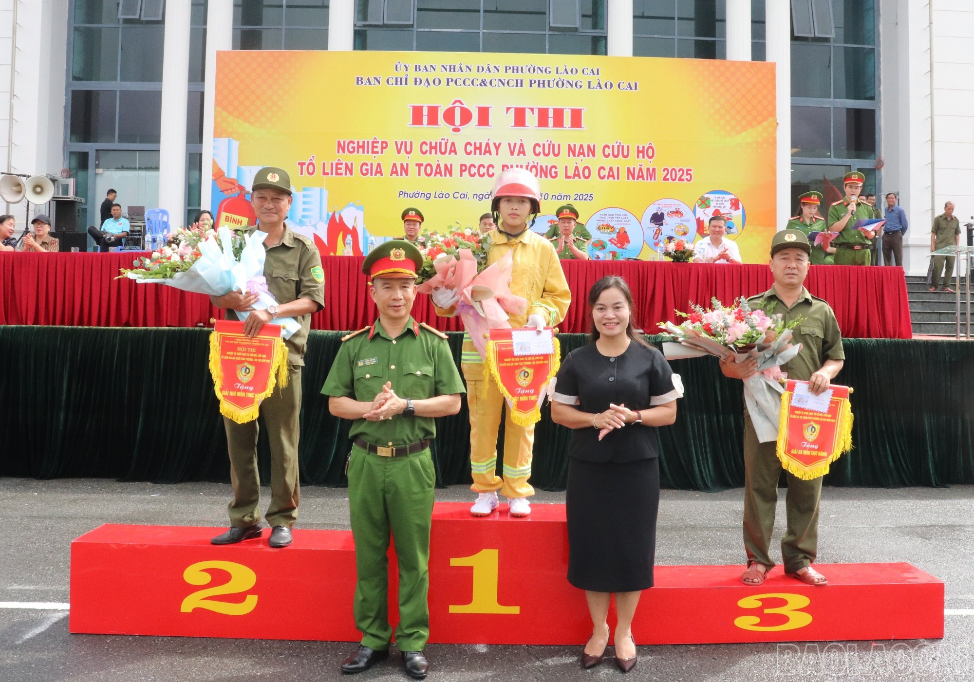 Ban Tổ chức trao giải phần thi thực hành cho các đội tham gia hội thi. (Ảnh: Ánh Tuyết) baolaocai-br_giai-thuc-hanh.jpg