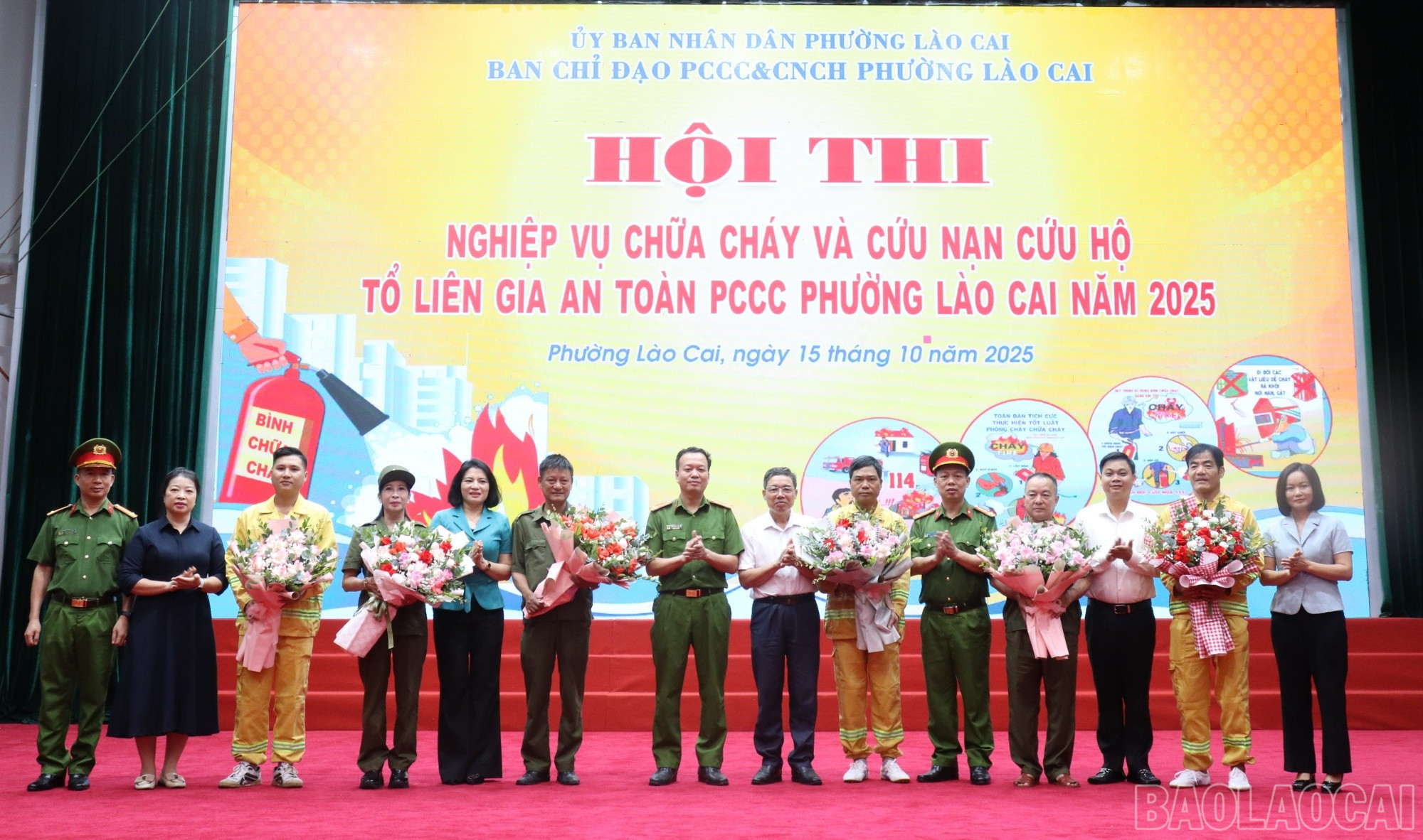 Tặng hoa các đội thi. (Ảnh: Ánh Tuyết) baolaocai-br_chay.jpg