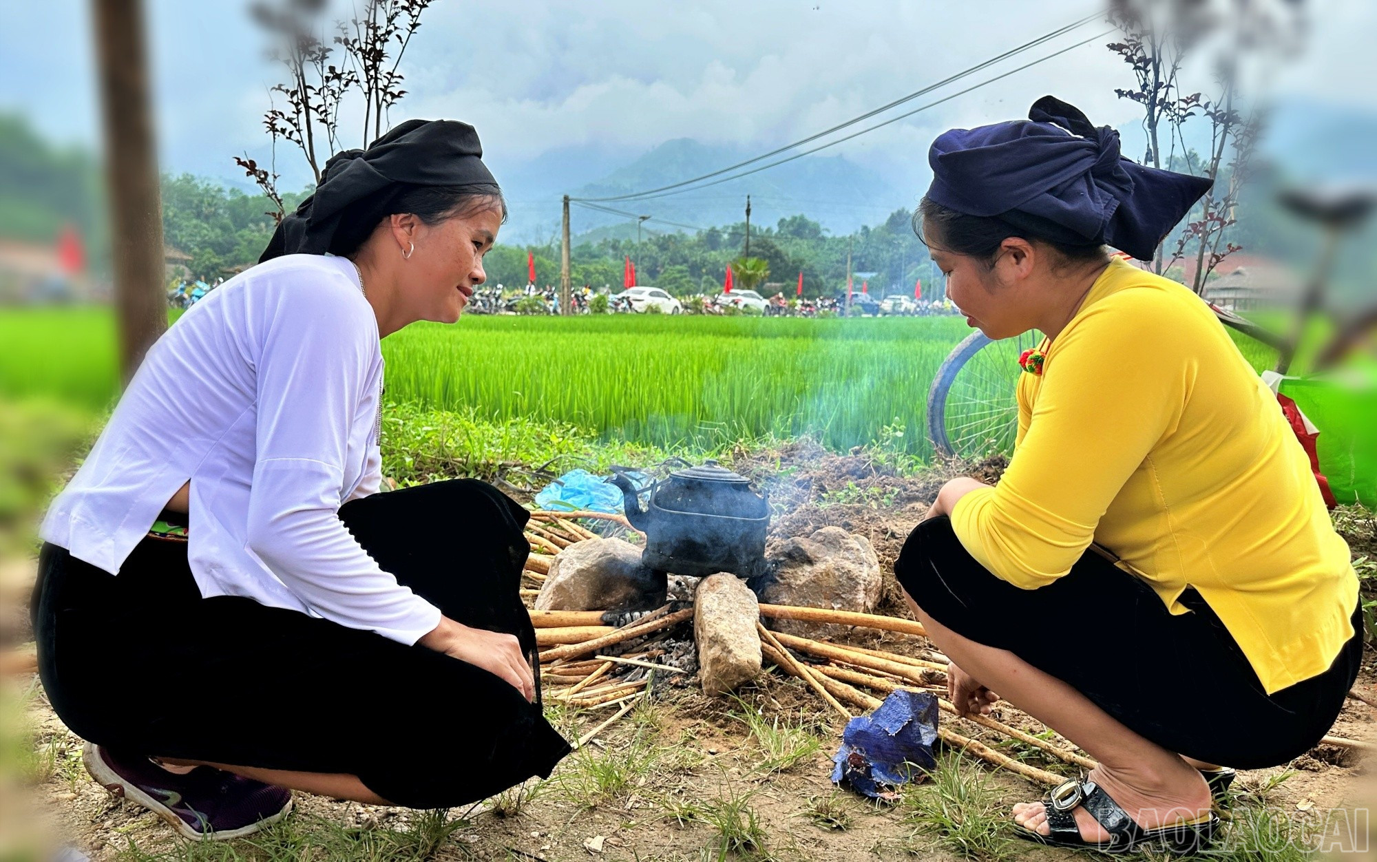 Nước sau khi đem về sẽ được dùng đun với các loại lá, cây, củ (thuốc Nam) để làm nước uống thết đãi khách. baolaocai-br_nuoc2.jpg