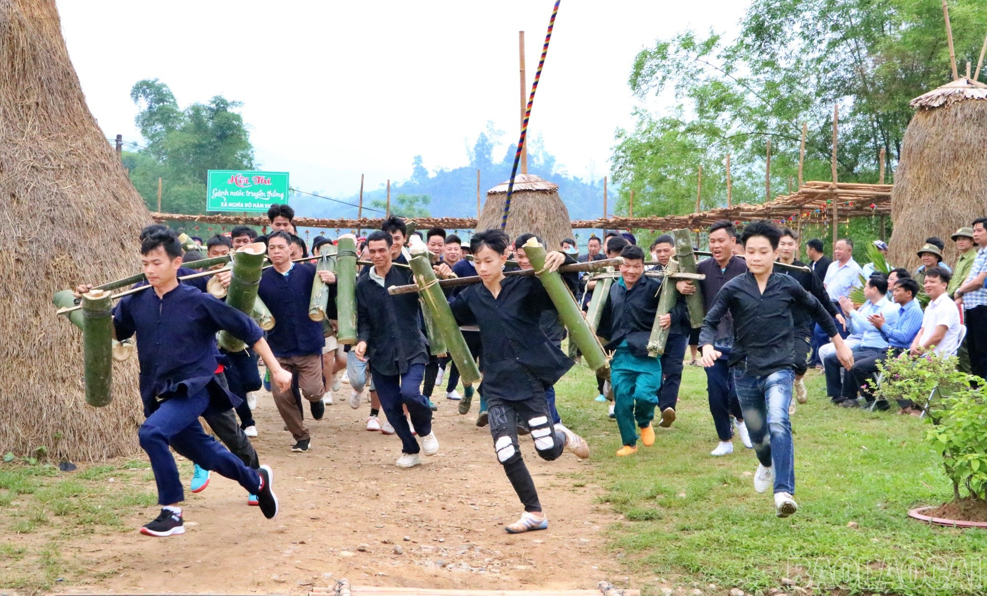 13 đội thi đến từ các thôn, bản của xã Nghĩa Đô xuất phát thi gánh nước. baolaocai-br_nuoc97.jpg
