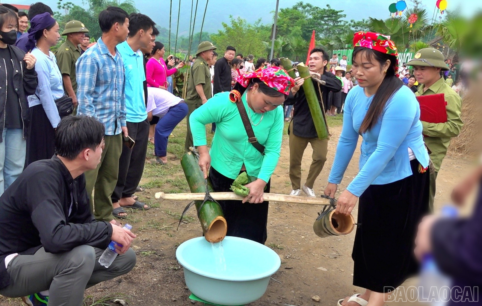 Trải qua quãng đường dài, nguồn nước tinh khiết được mang về địa điểm xuất phát để tính thành tích. baolaocai-br_nuoc98.jpg