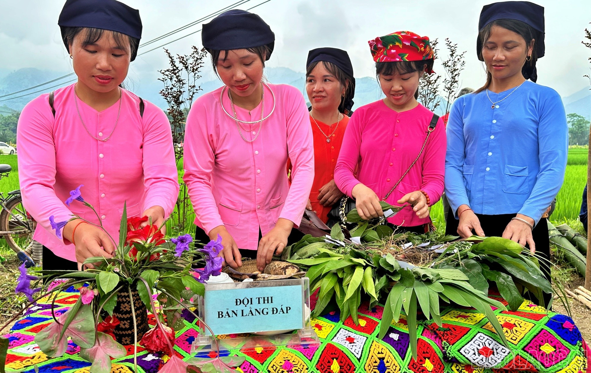 Những phụ nữ Tày phấn khởi trưng bày, trang trí bàn nước của đội mình. baolaocai-br_nuoc5.jpg