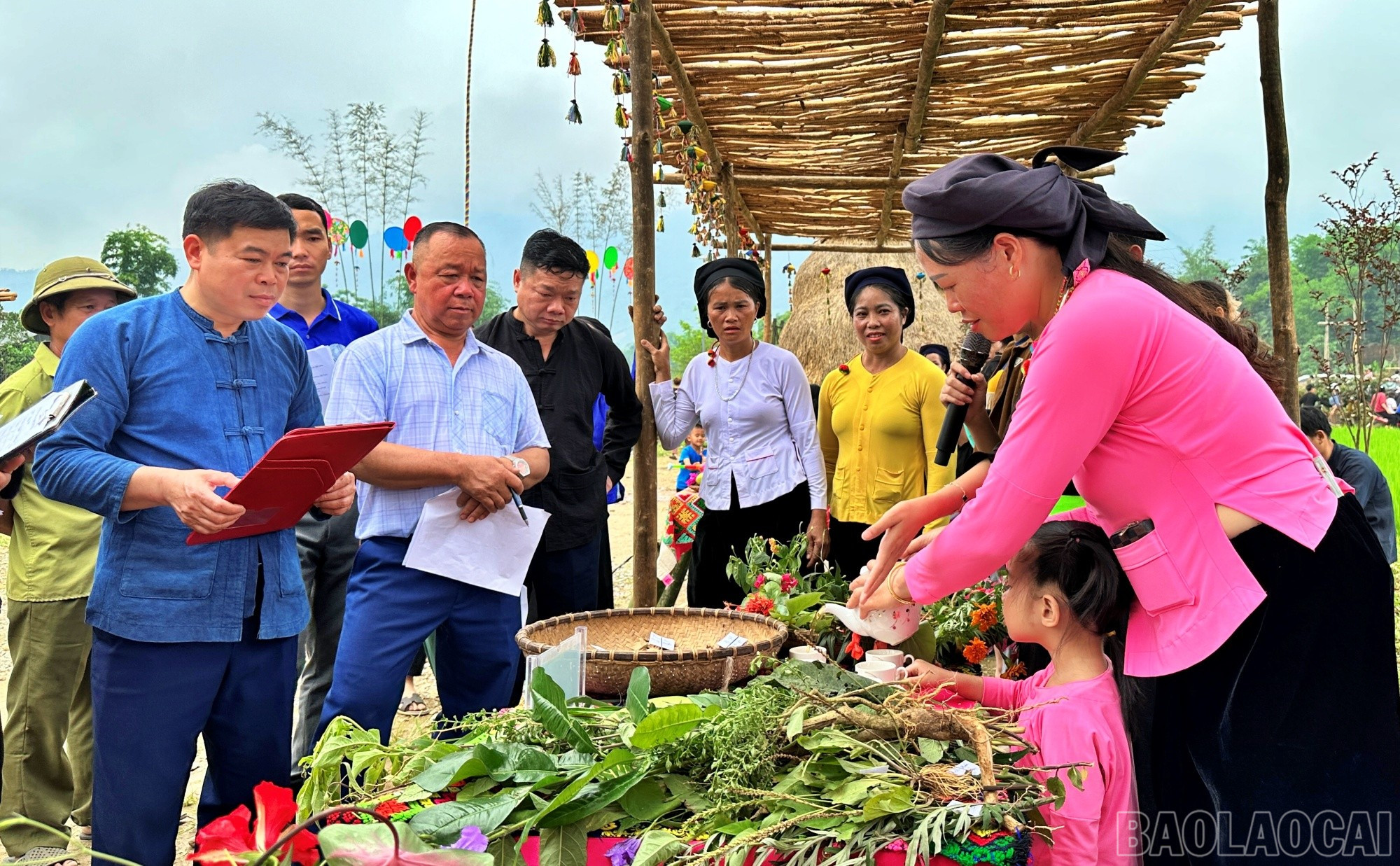Phần thi thuyết trình về bàn nước của các đội thi. baolaocai-br_nuoc90909.jpg