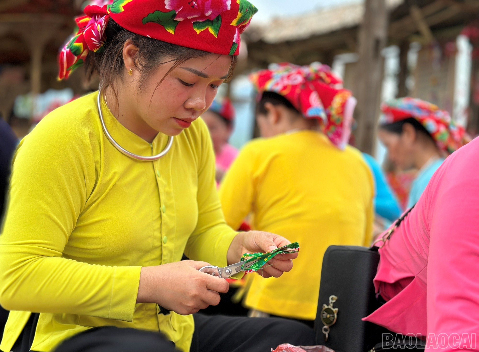 Phần thi làm quả còn cũng hết sức náo nhiệt. baolaocai-br_con93.jpg