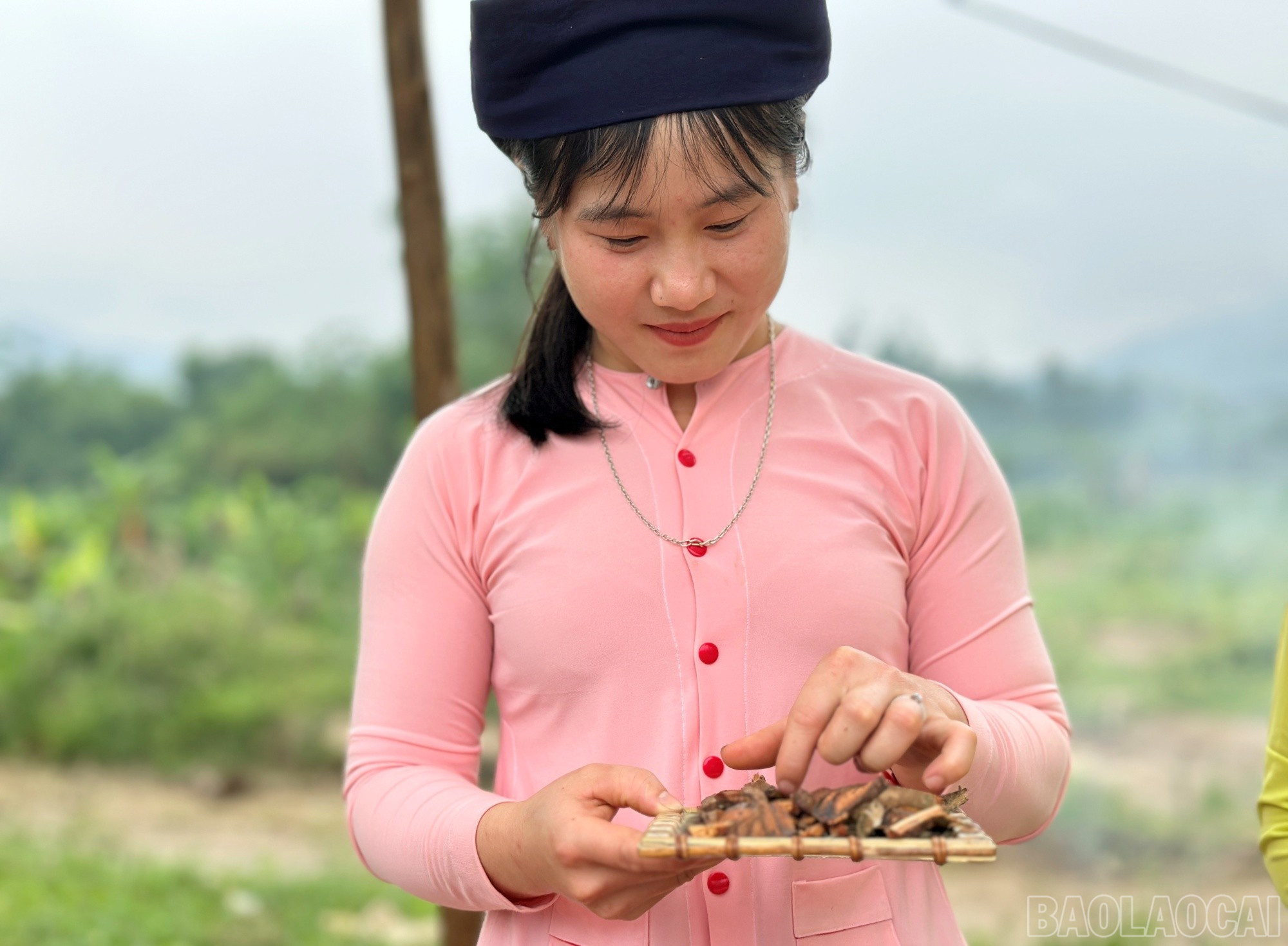 Cô gái Tày chăm chút cho các nguyên liệu của bàn nước đội mình để chuẩn bị thuyết trình. baolaocai-br_nuoc90.jpg