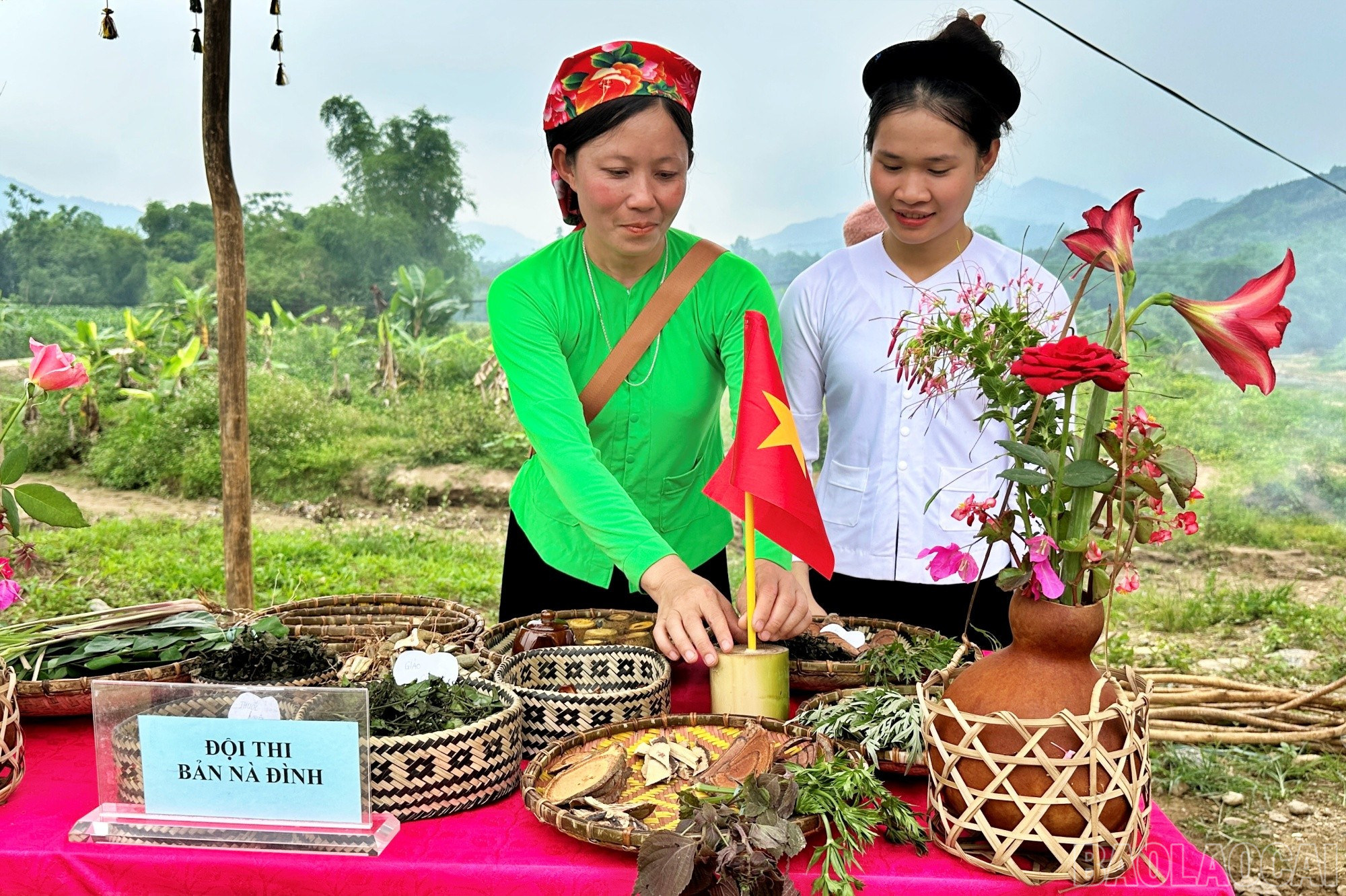 Lá cờ đỏ sao vàng được cắm cẩn thận giữa bàn nước hội thi là hình ảnh đẹp và mang ý nghĩa to lớn trong ngày 30/4. baolaocai-br_nuoc9.jpg