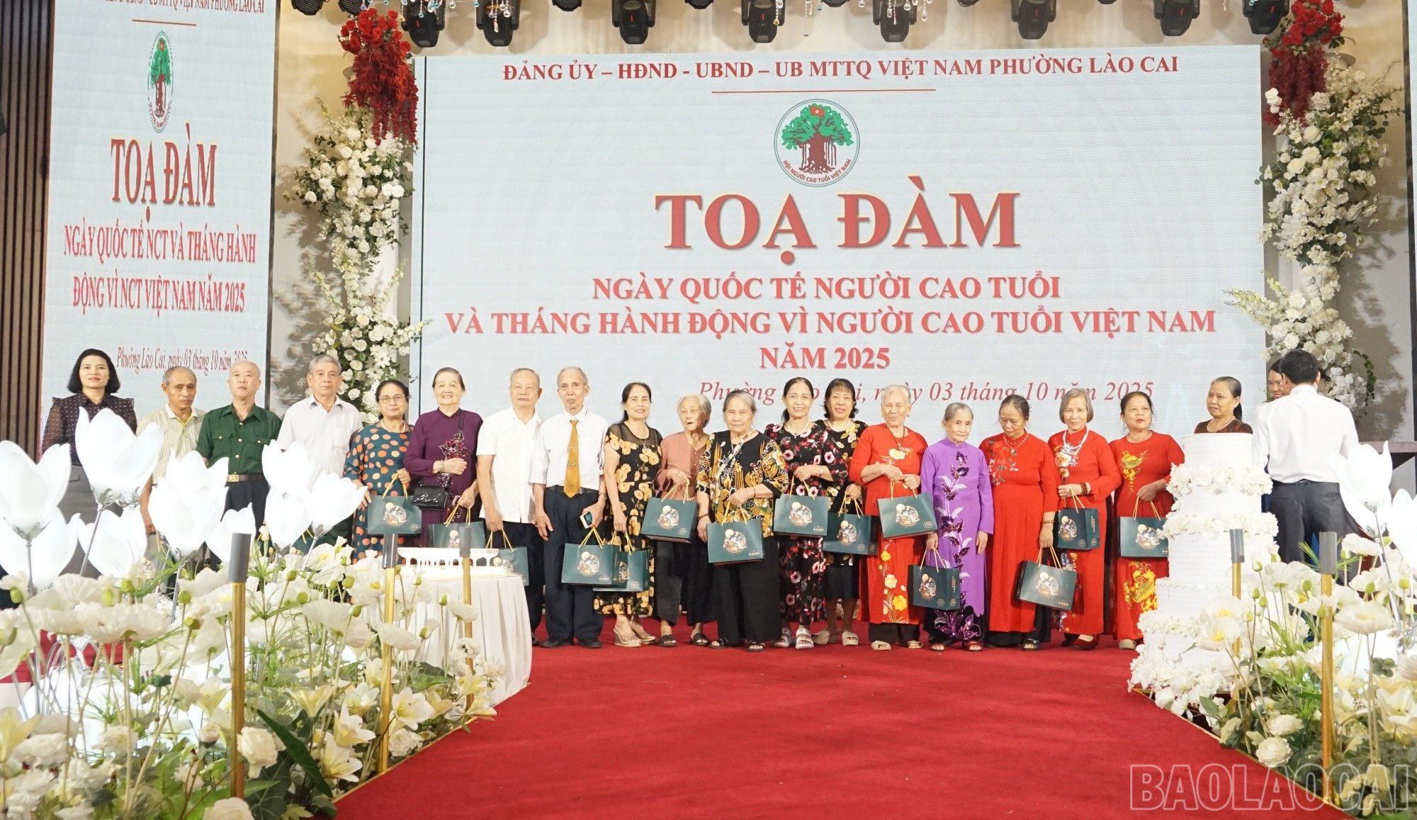 Tặng quà người cao tuổi tham dự chương trình. baolaocai-br_qua2.jpg
