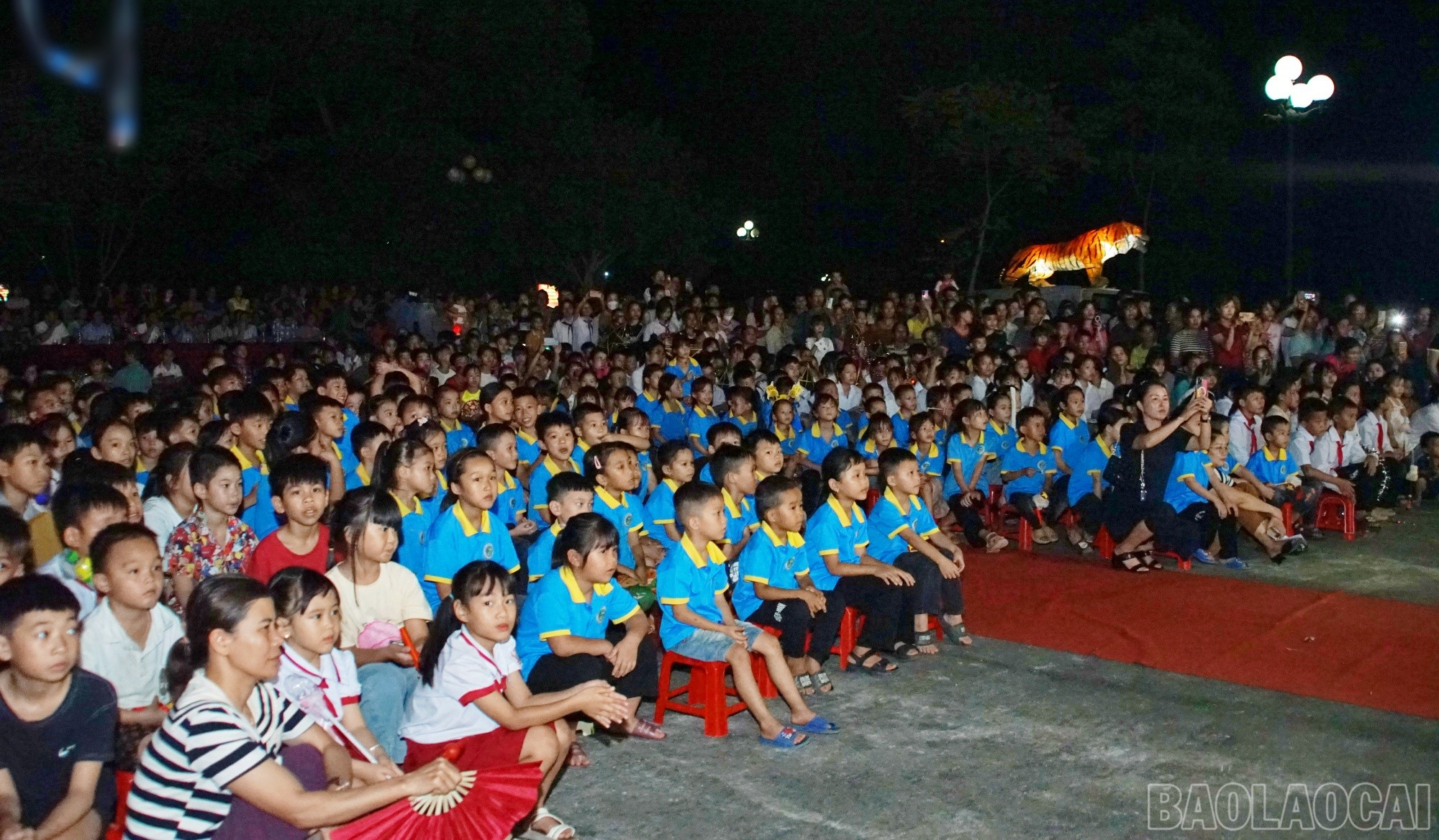 Rất đông thiếu niên, nhi đồng và người dân xã Phong Hải tham dự chương trình. baolaocai-br_sao2.jpg