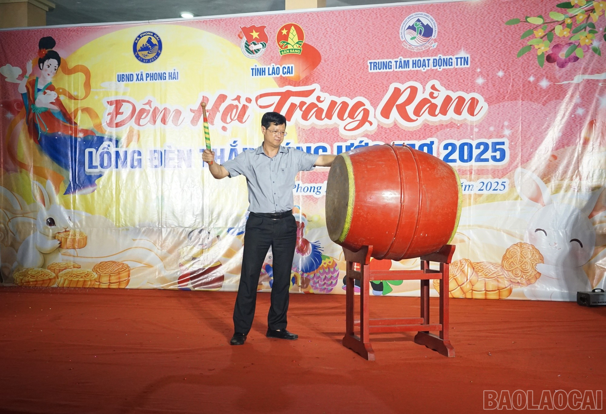 Đánh trống khai hội Trăng Rằm. baolaocai-br_sao1.jpg