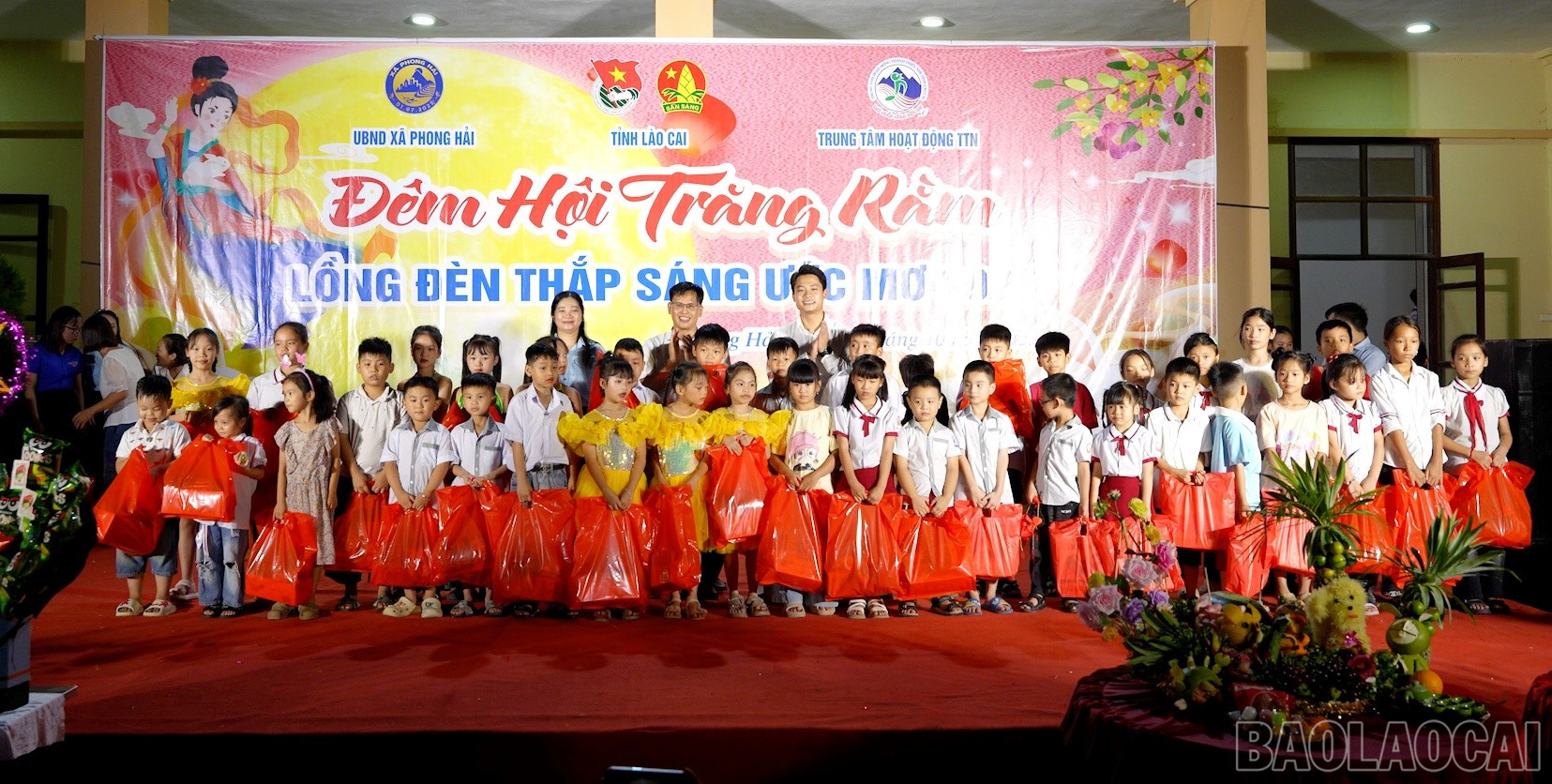 Ban tổ chức trao các phần quà cho thiếu nhi xã Phong Hải. baolaocai-br_qua3.jpg