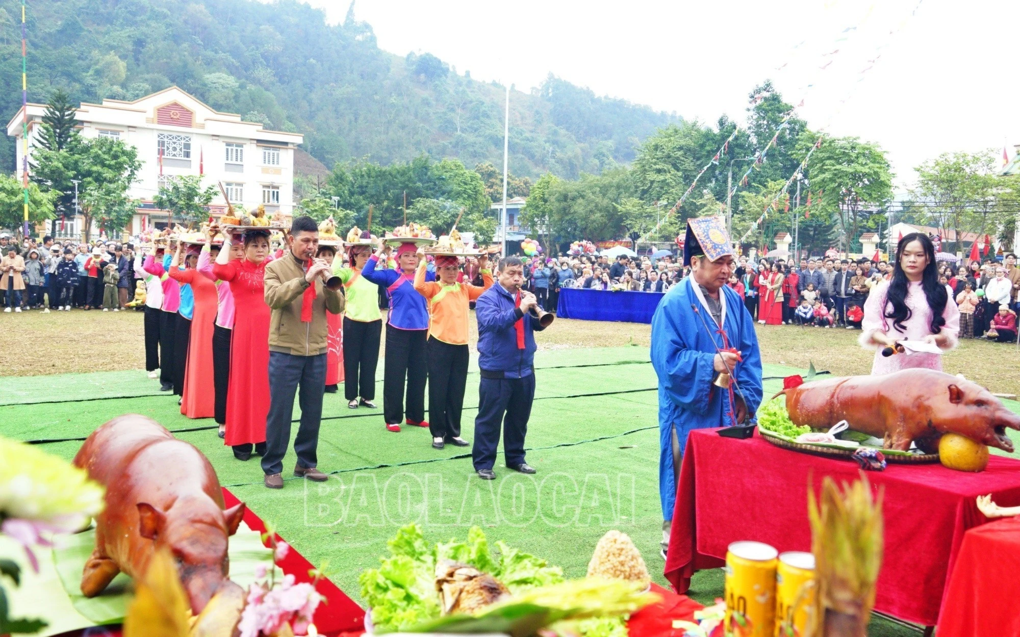 Thầy cúng người Giáy làm lễ tại sân chính.