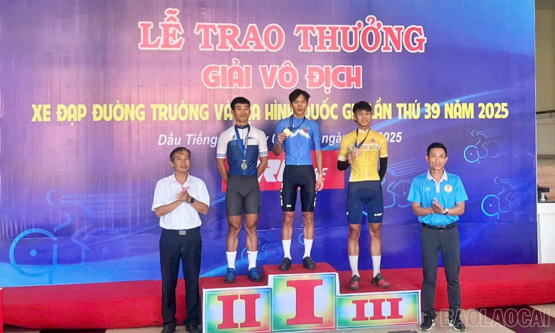 VĐV Chảo Ông Lủ Phim giành Huy chương Vàng nội dung Băng đồng tính giờ cá nhân nam. (Ảnh: CTV) baolaocai-br_xedap1.jpg