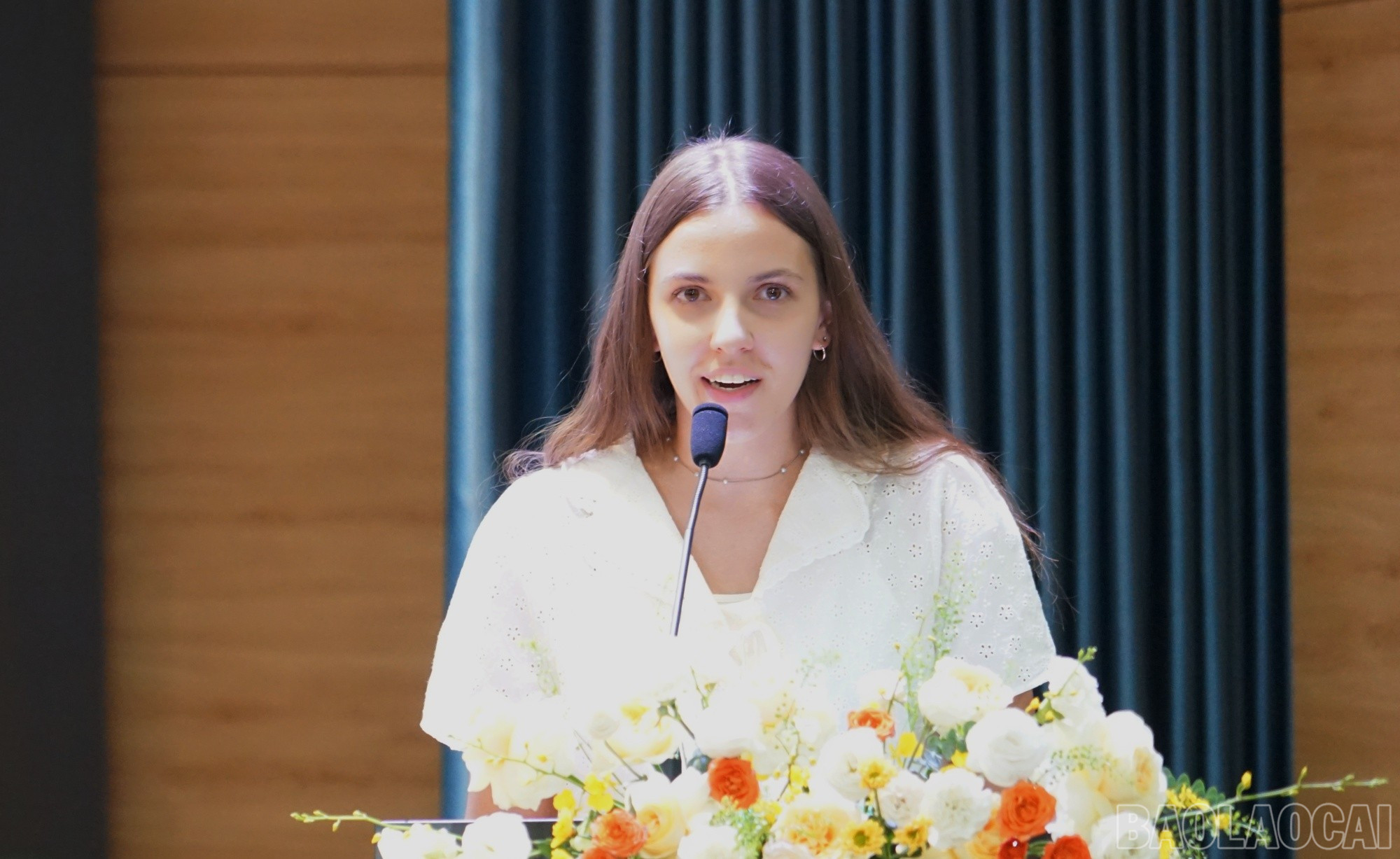 Bà Kinga Borbala Dukai, Giám đốc Phát triển quốc tế Ultra Education phát biểu tại buổi lễ. baolaocai-br_pb2.jpg