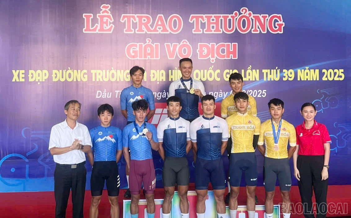 Nhóm vận động viên của Lào Cai (áo xanh) giành Huy chương Bạc nội dung Băng đồng tiếp sức nam (3x3). (Ảnh: CTV) baolaocai-br_xedap2.jpg