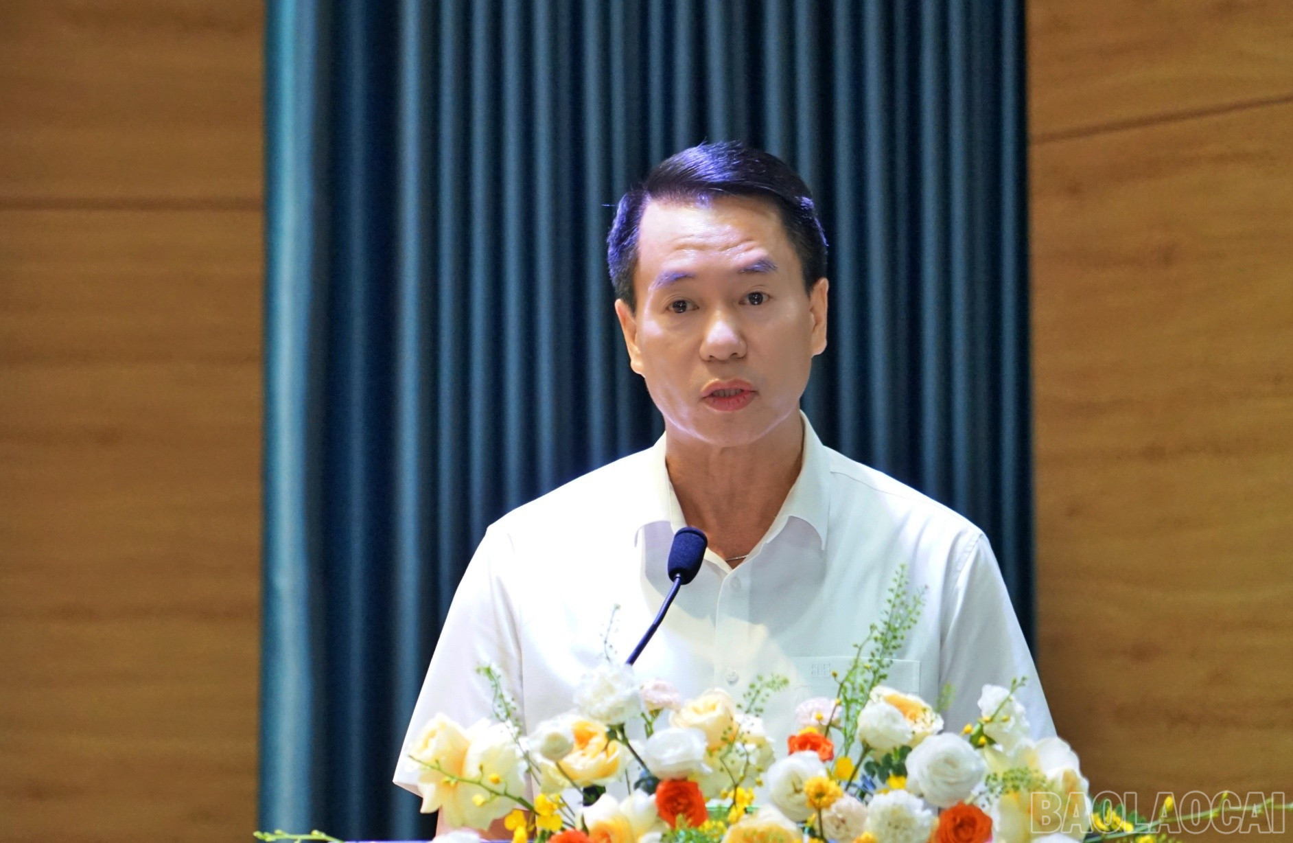 Ông Luyện Hữu Chung, Phó Giám đốc phụ trách Sở Giáo dục và Đào tạo tỉnh Lào Cai phát biểu tại buổi lễ. baolaocai-br_pb3.jpg