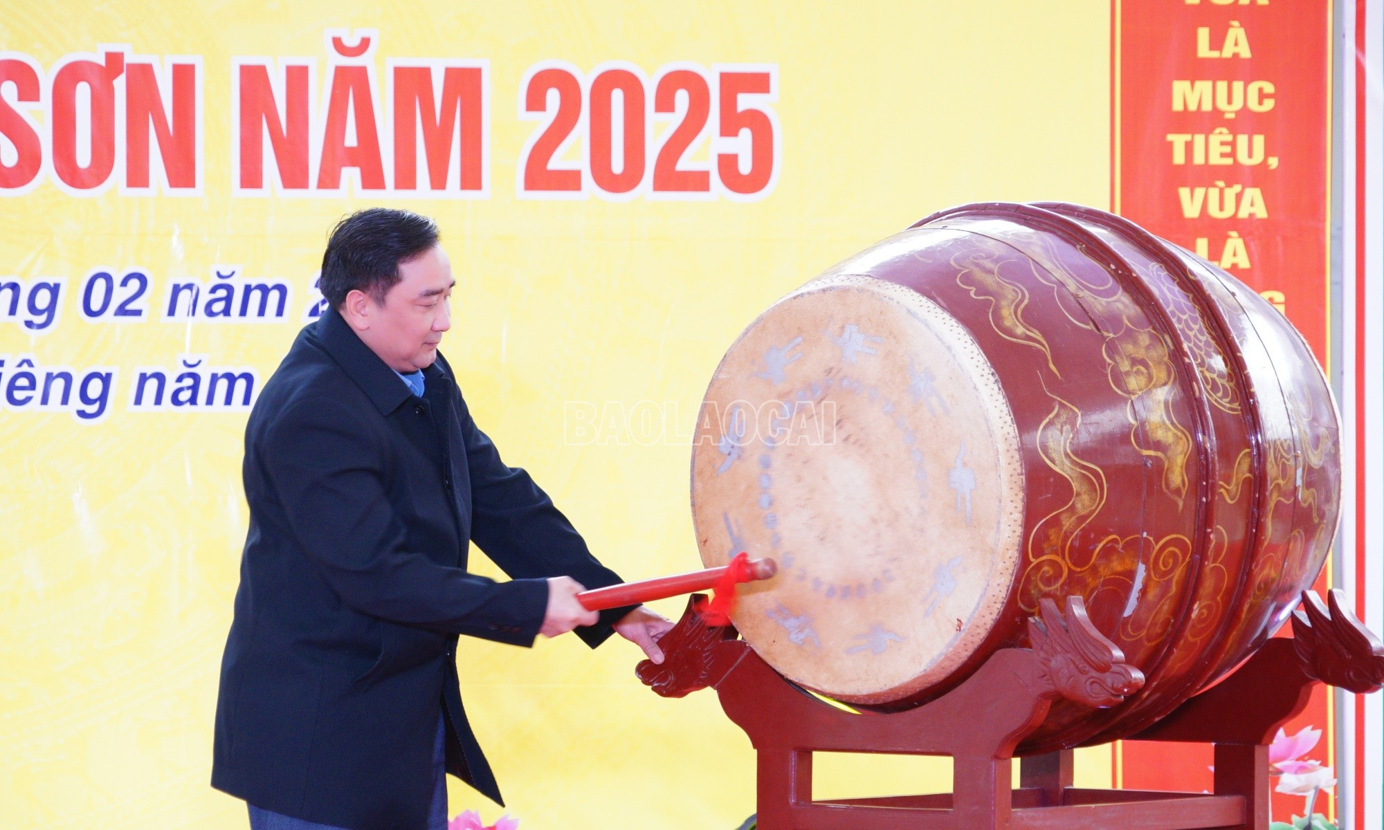 Đồng chí Bí thư Đảng ủy xã Kim Sơn đánh trống khai hội. baolaocai-c_haico92.jpg