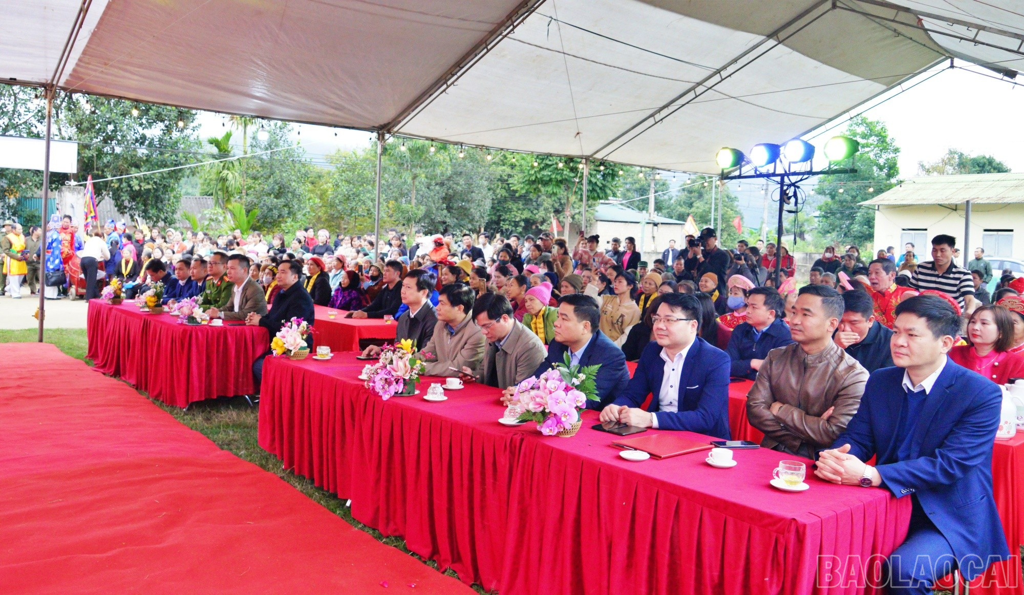 Các đại biểu dự buổi lễ. baolaocai-br_haico6.jpg