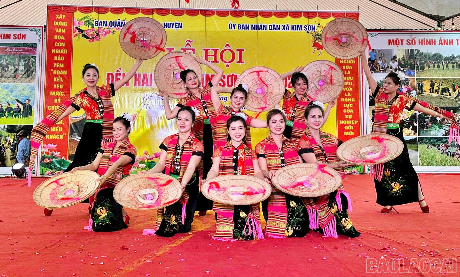 Những tiết mục văn nghệ đặc sắc do người dân biểu diễn tại lễ hội. baolaocai-br_haico3.jpg