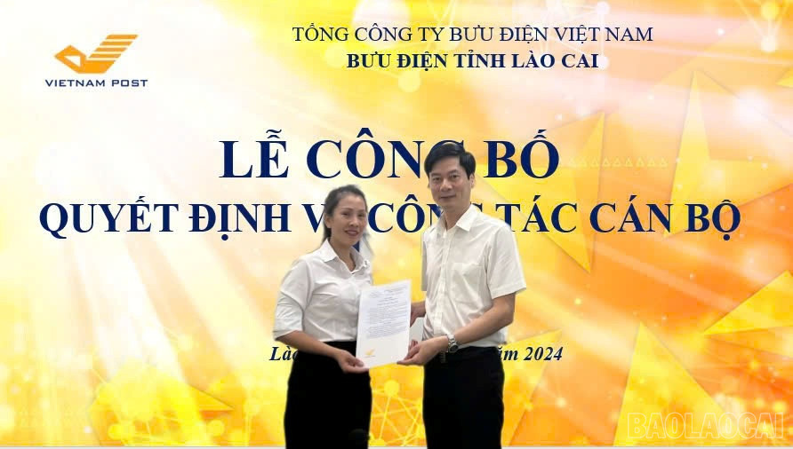Trao quyết định điều động và bổ nhiệm bà Hà Thị Loan, Giám đốc Bưu điện huyện Bắc Hà giữ chức vụ Phó Trưởng Phòng Kế hoạch - Kinh doanh, Bưu điện tỉnh Lào Cai. bb.jpg