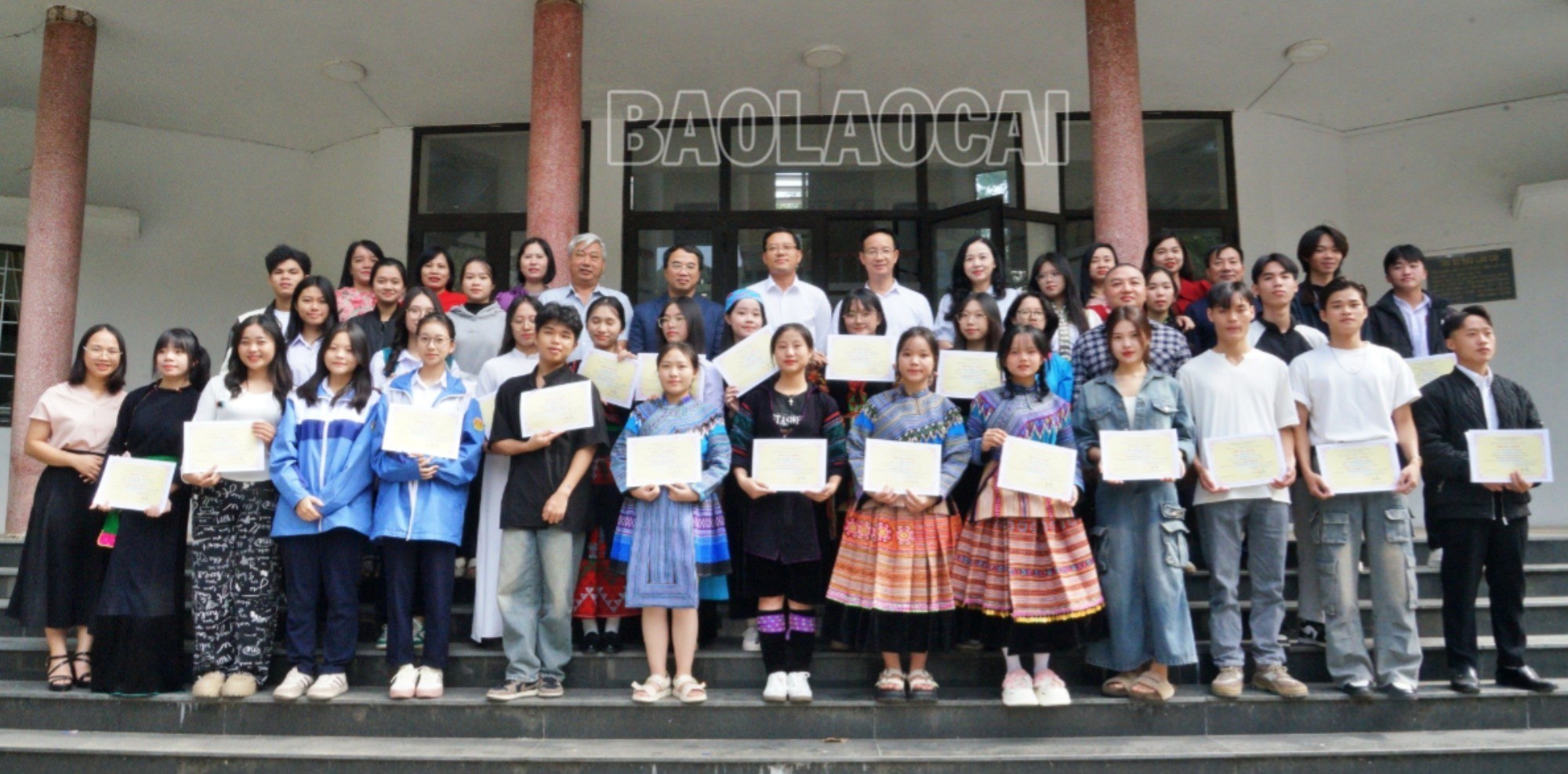 Trao chứng nhận cho các học viên. vh6-2702.jpg