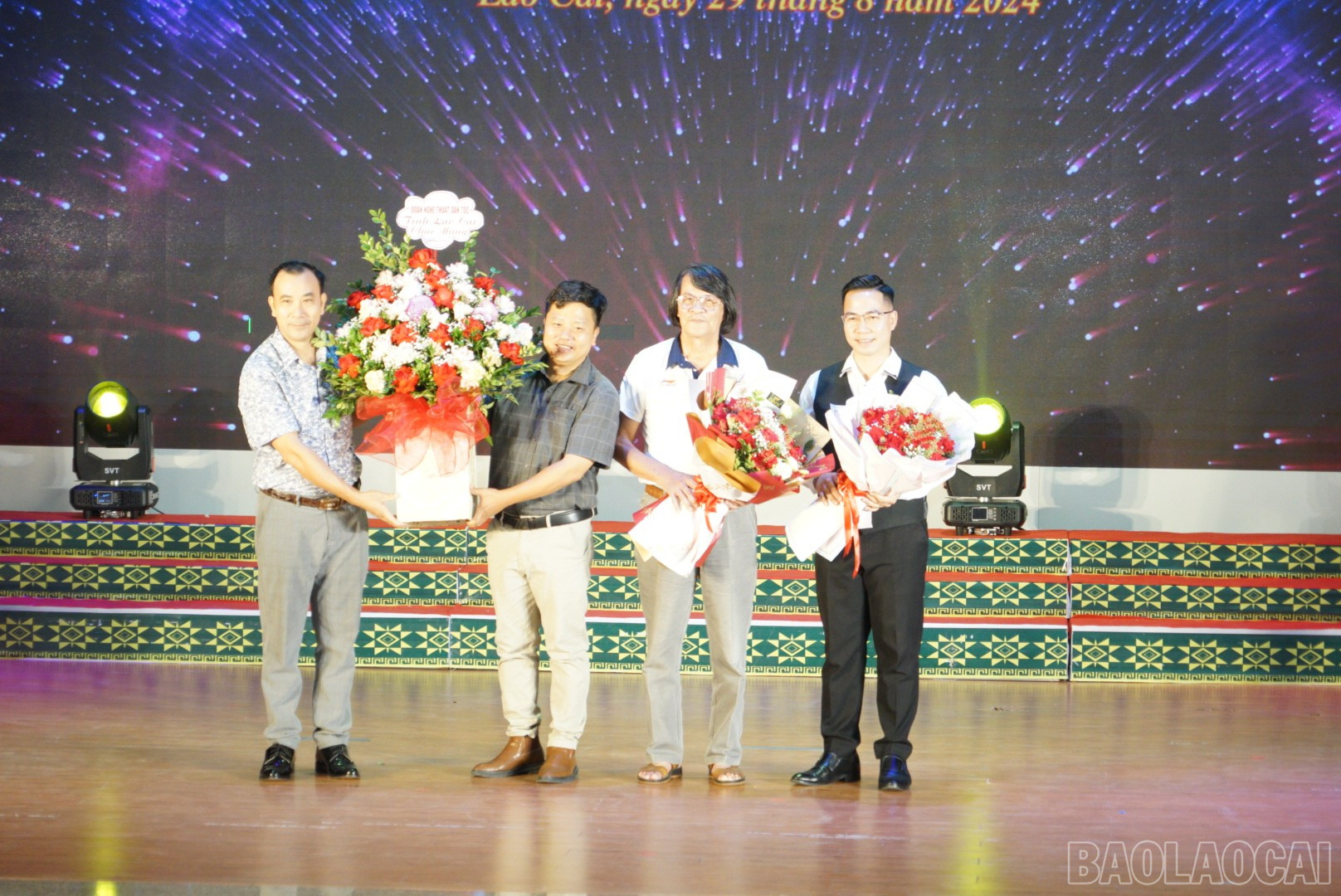 Ban tổ chức tặng hoa các nhạc sĩ. 1000005205.jpg