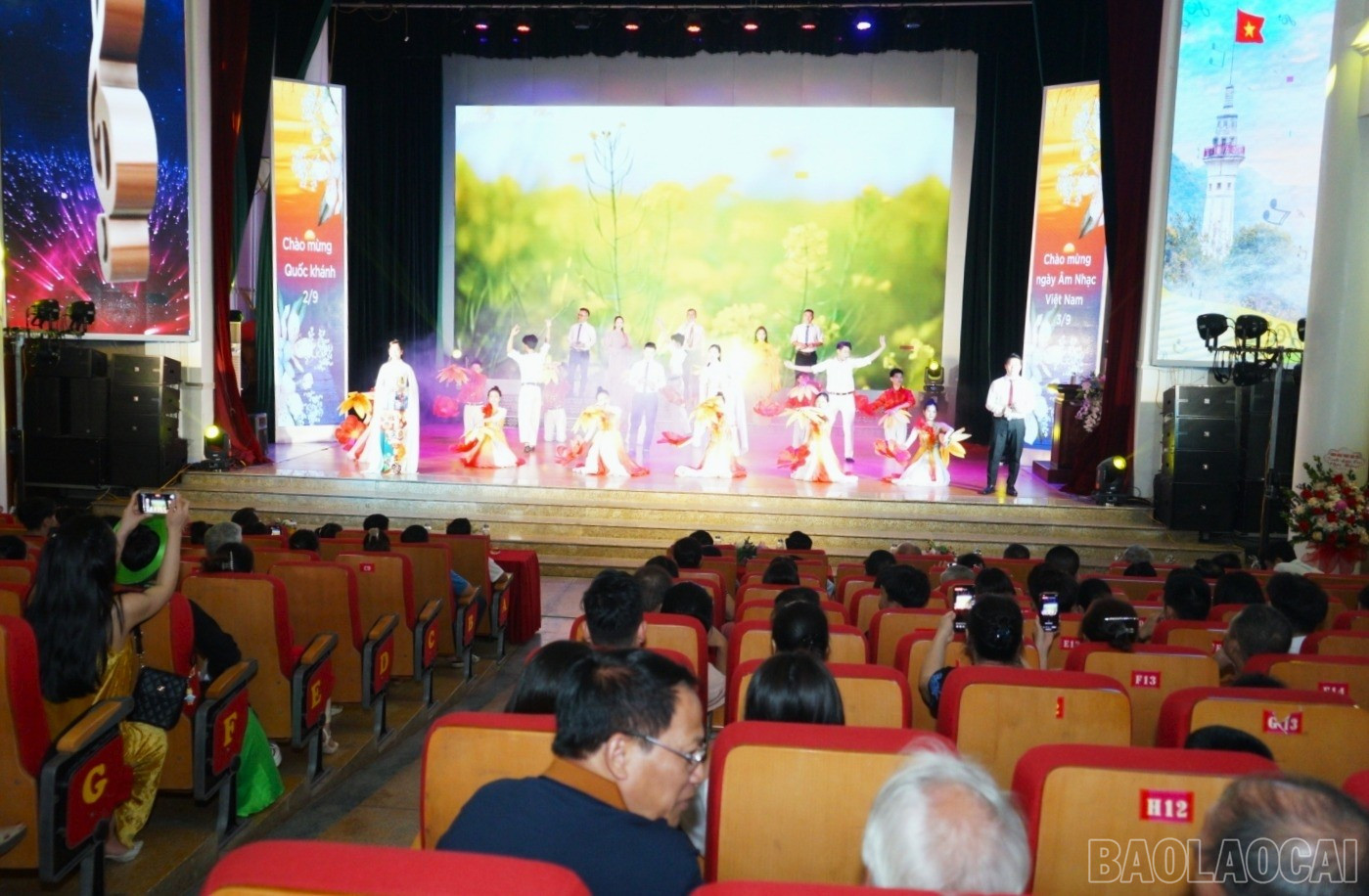Quang cảnh đêm nhạc. 1000005209.jpg