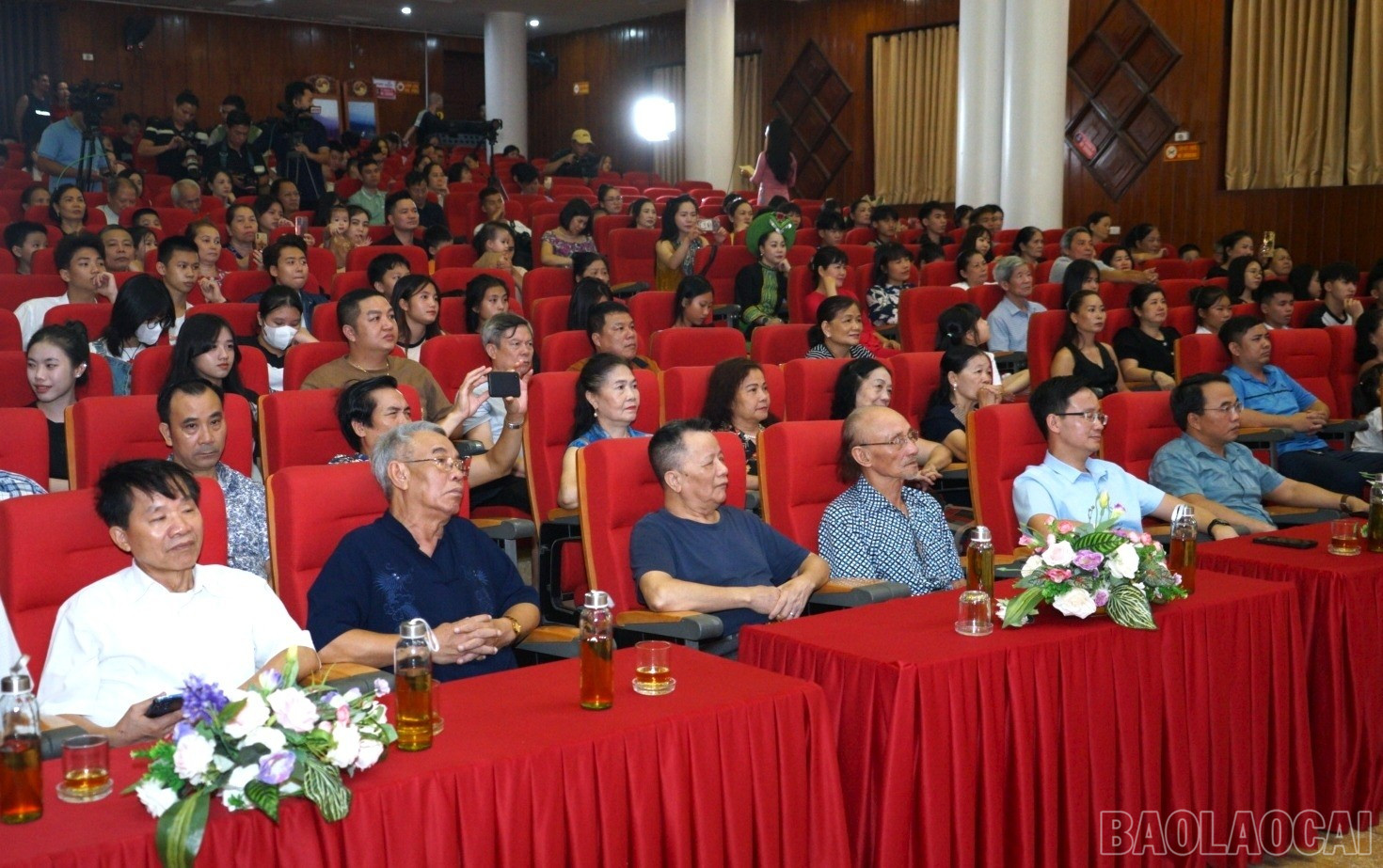 Các đại biểu tham dự đêm nhạc. 1000005210.jpg