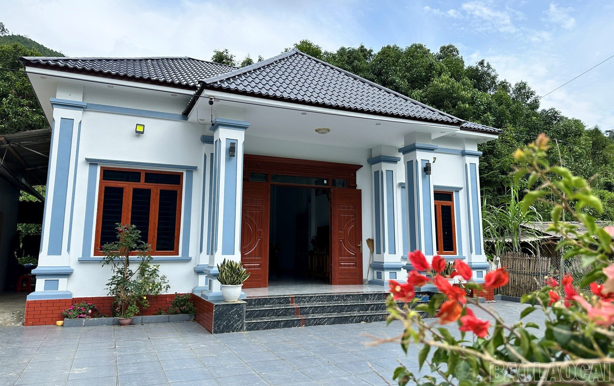 Căn nhà khang trang của gia đình anh Sơn sau nỗ lực phát triển kinh tế gia đình. baolaocai-br_nha.jpg
