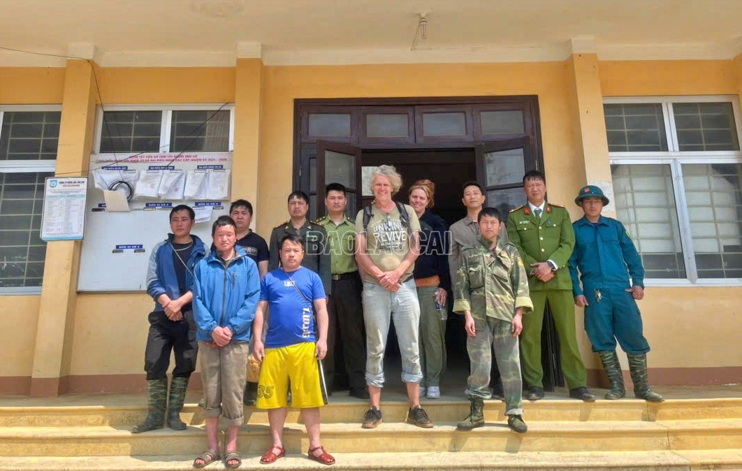 Du khách người Hà Lan (đứng giữa) được lực lượng chức năng và người dân xã Hoàng Liên, thị xã Sa Pa tìm thấy lúc 10 giờ 30 phút ngày 4/3. baolaocai-c_tim.jpg