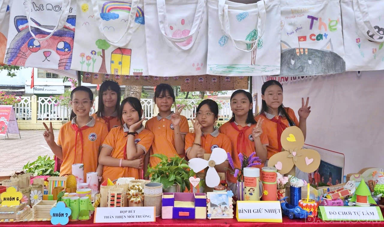Các sản phẩm sáng tạo của học sinh được trưng bày tại ngày hội. baolaocai-br_lvt5.jpg