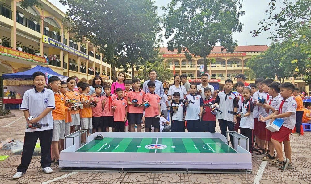 Các đội thi robotics đá bóng của 5 trường tiểu học tham gia ngày hội. baolaocai-br_lvt1.jpg