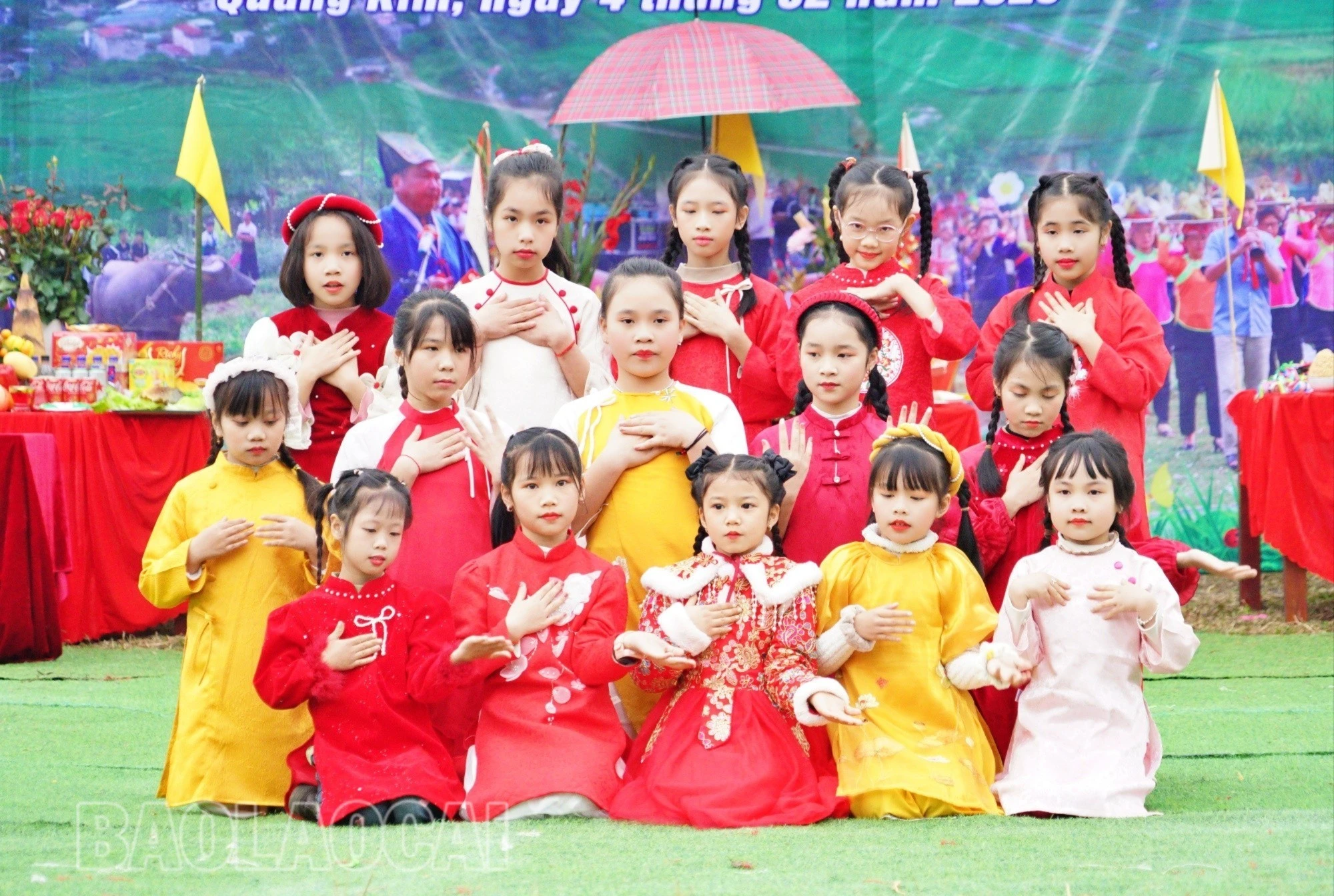 Nhiều tiết mục văn nghệ đặc sắc do người dân các thôn và học sinh, giáo viên trên địa bàn thể hiện.