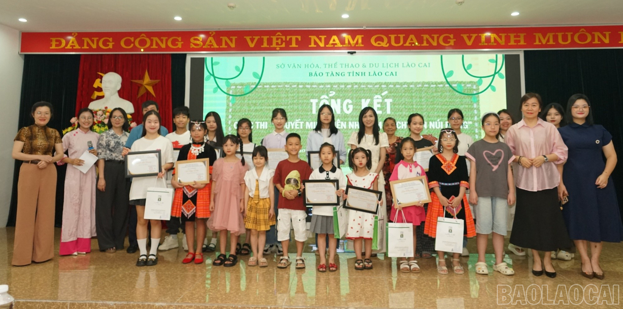 Ban tổ chức trao giấy chứng nhận cho 24 thí sinh tham gia cuộc thi. baolaocai-br_baotang2.jpg