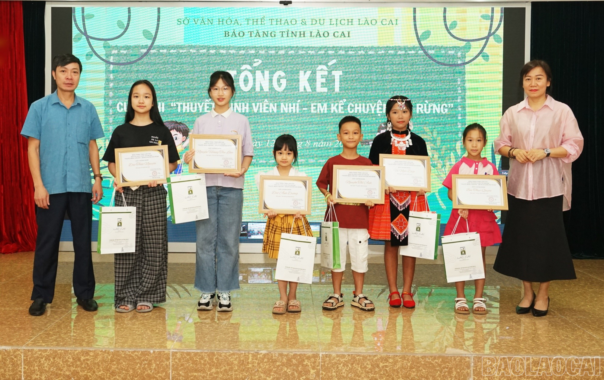 Ban Tổ chức trao giải cho 5 thí sinh có video được công chúng yêu thích nhất. baolaocai-br_baotang.jpg