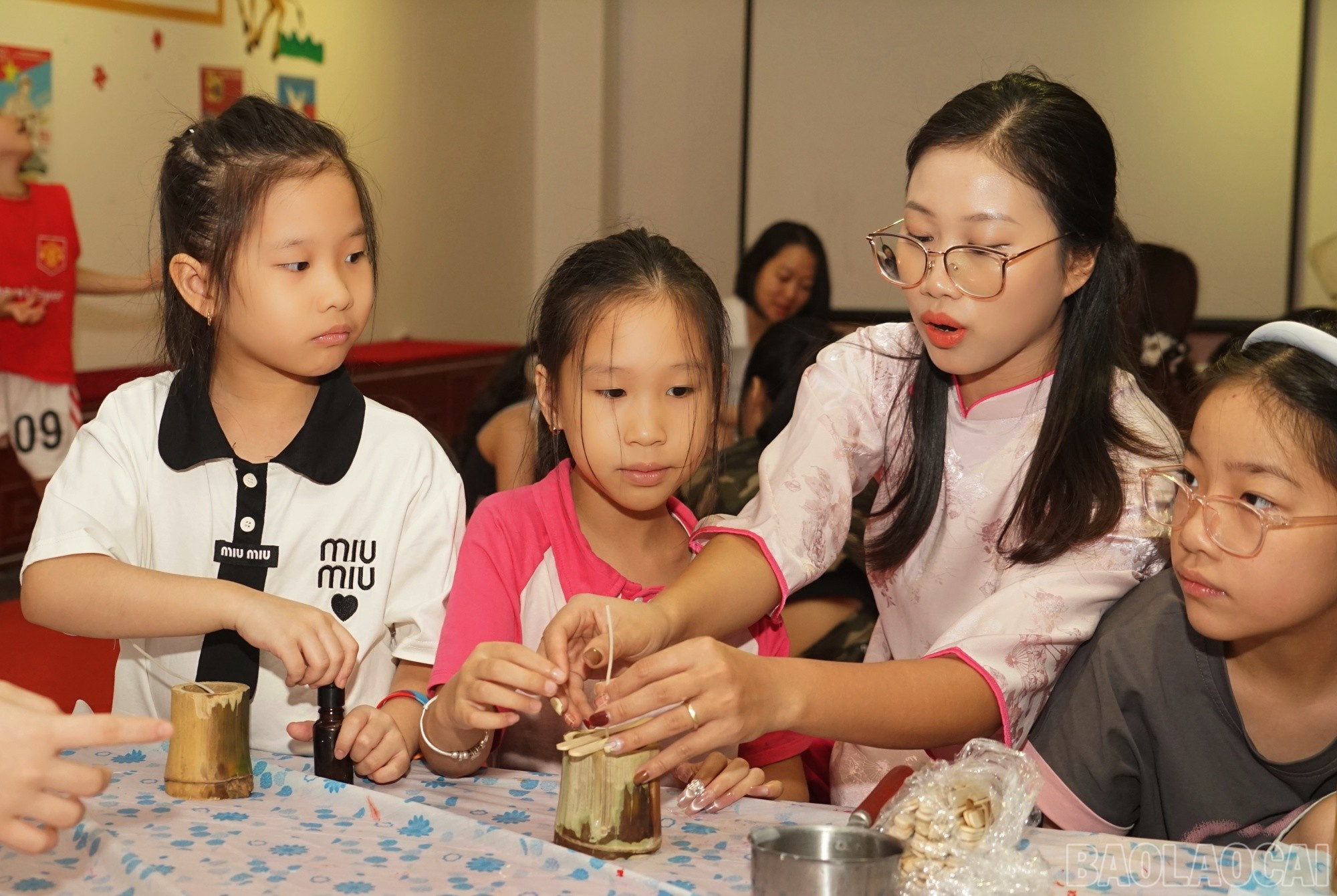 Các em nhỏ trải nghiệm làm nến sáp thơm. baolaocai-br_bt4.jpg