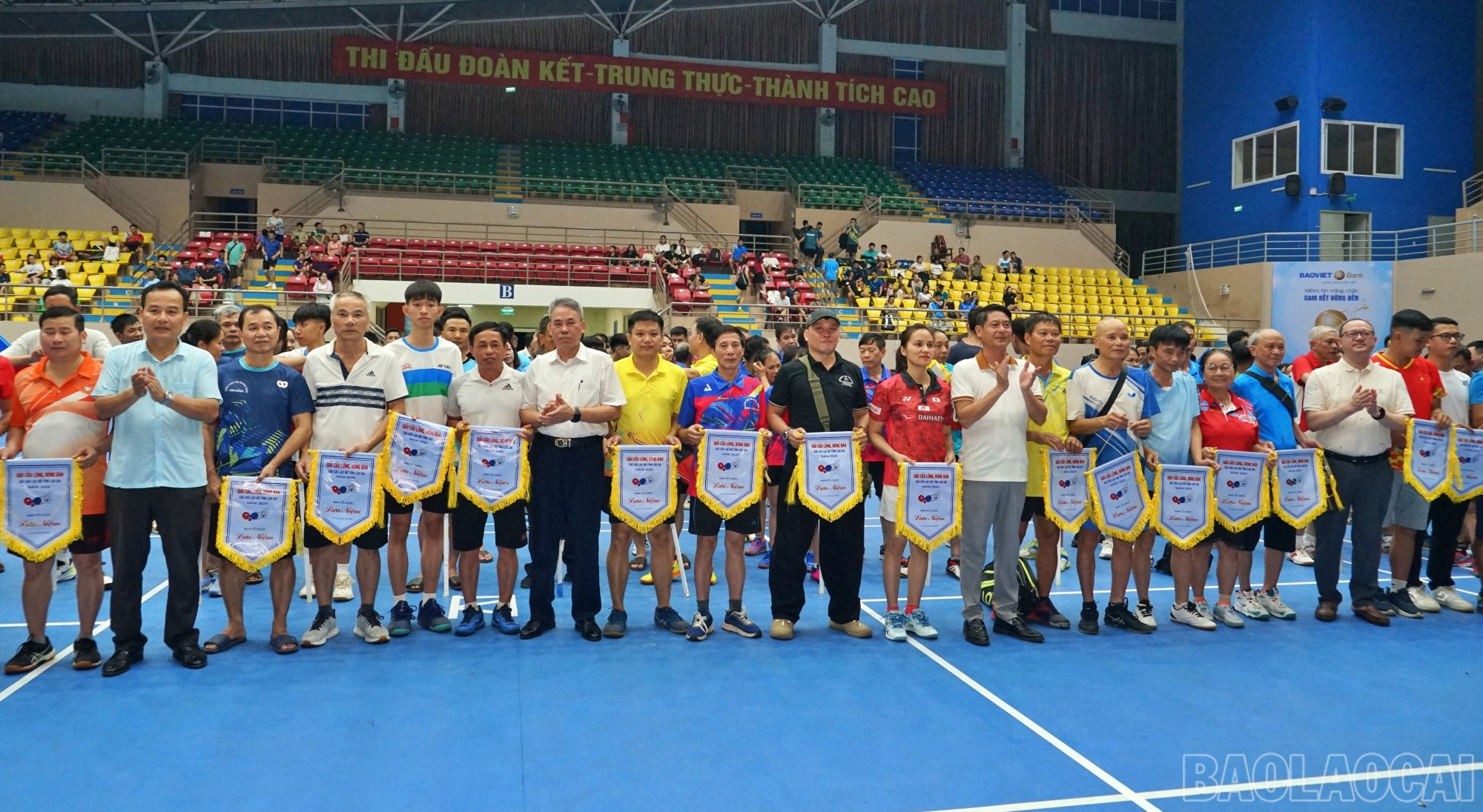 Trao Cờ lưu niệm cho các đoàn. baolaocai-br_cau1.jpg