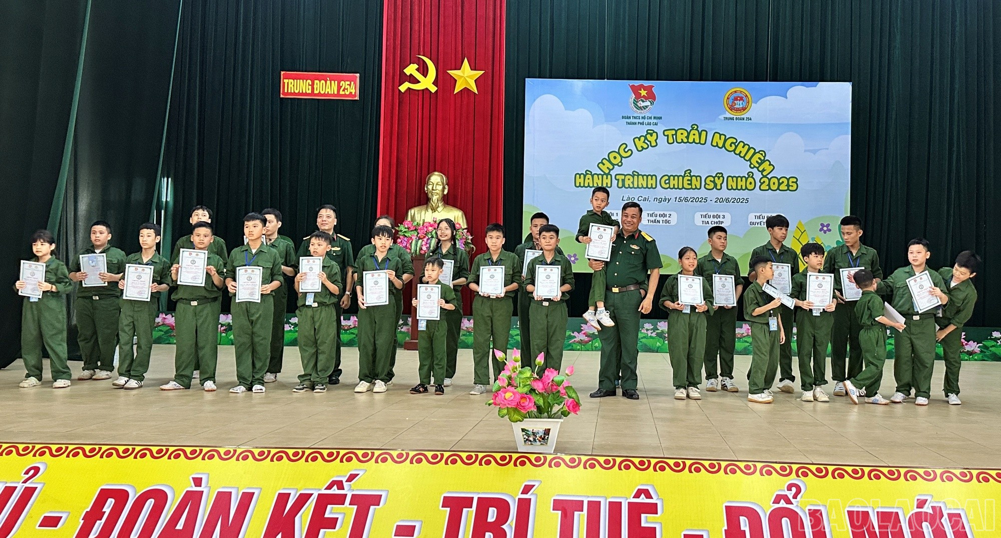 Các em được trao giấy chứng nhận hoàn thành học kỳ trải nghiệm. baolaocai-br_bm92.jpg