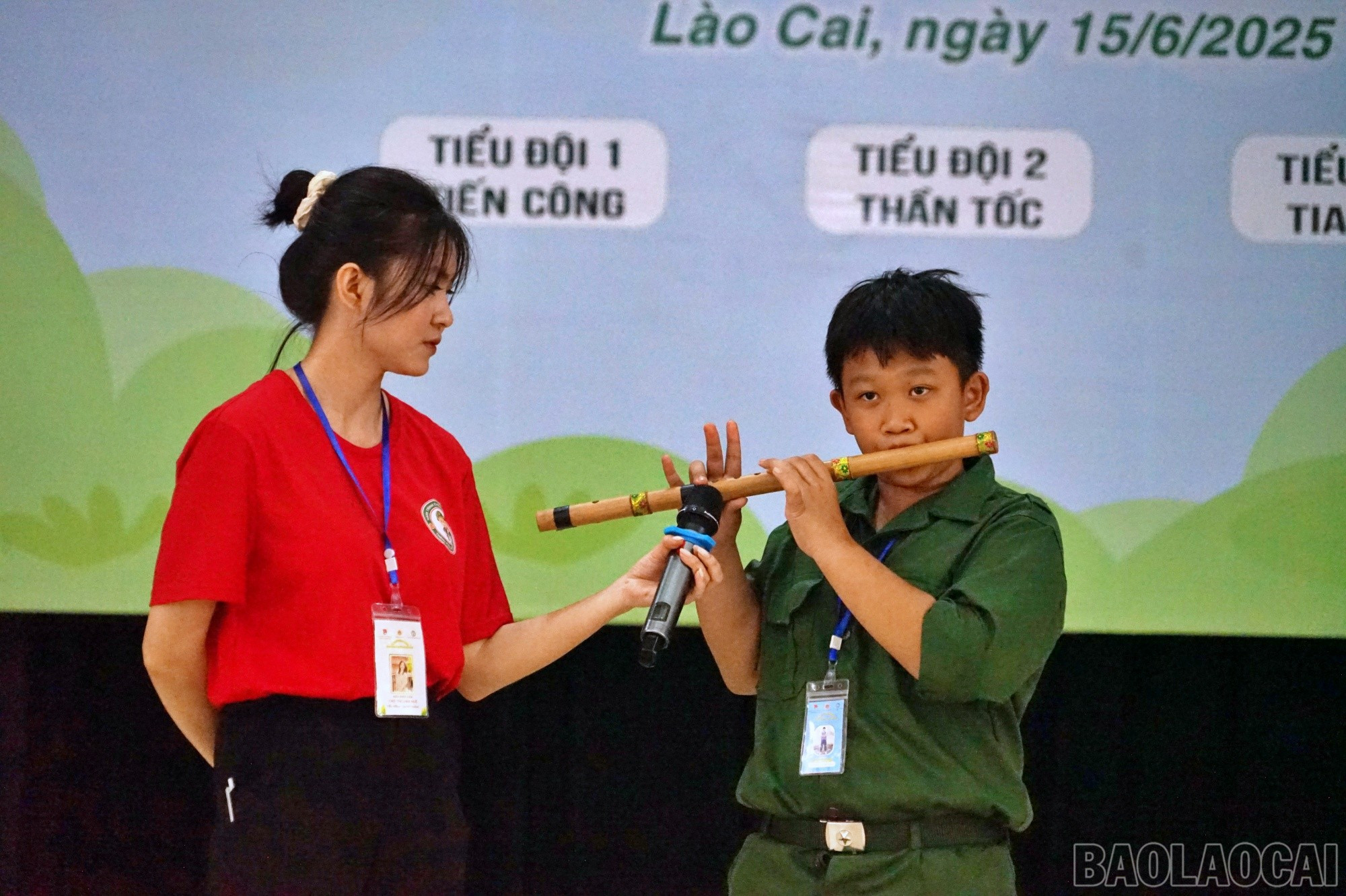 Các em tự tin biểu diễn nhiều tiết mục văn nghệ hấp dẫn. baolaocai-br_bm7.jpg
